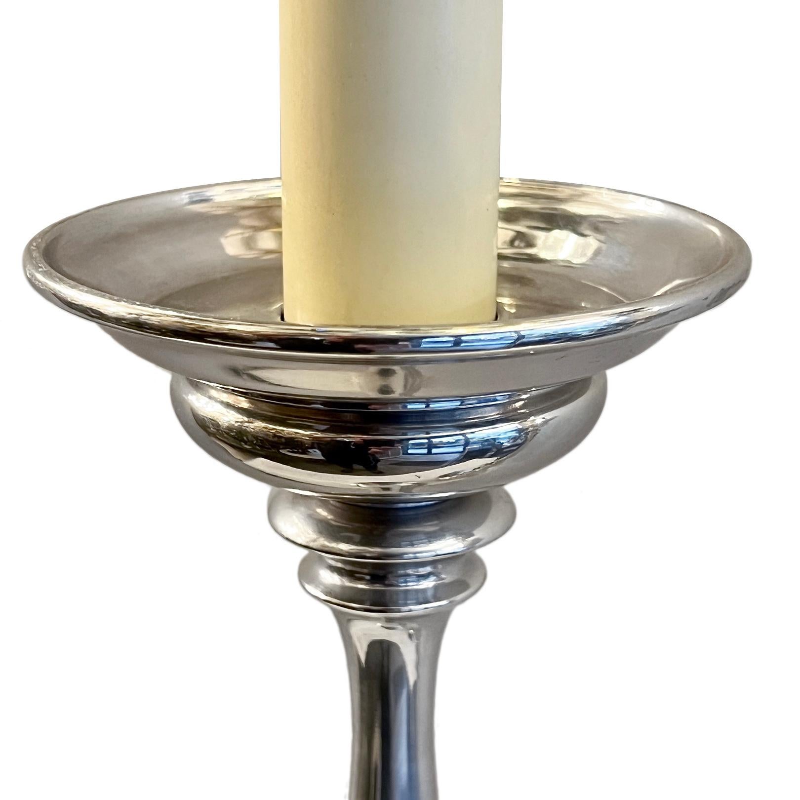 Paire de lampes chandeliers anglaises en métal argenté des années 1960, avec patine d'origine.

Mesures :
Hauteur du corps : 22
Hauteur jusqu'au support de l'abat-jour : 32