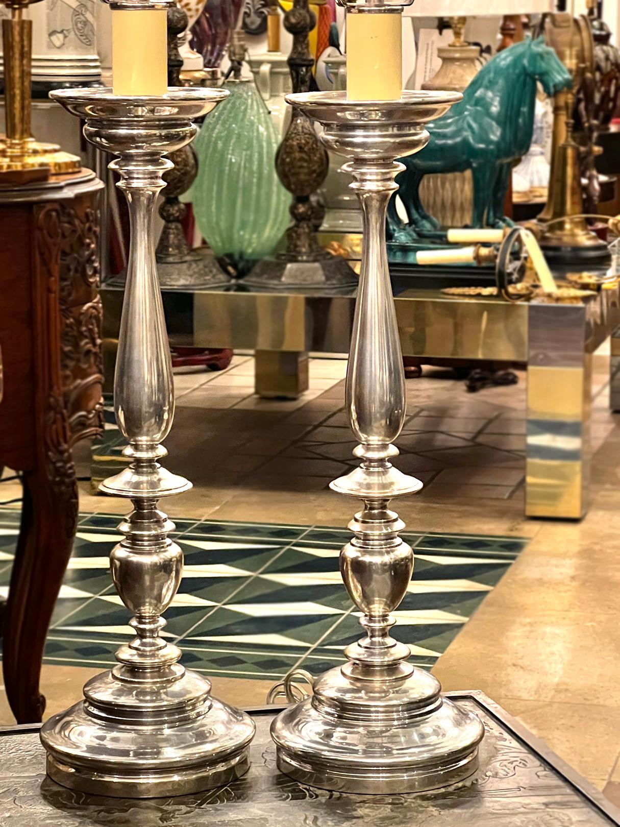 Milieu du XXe siècle Paire de chandeliers en métal argenté en vente