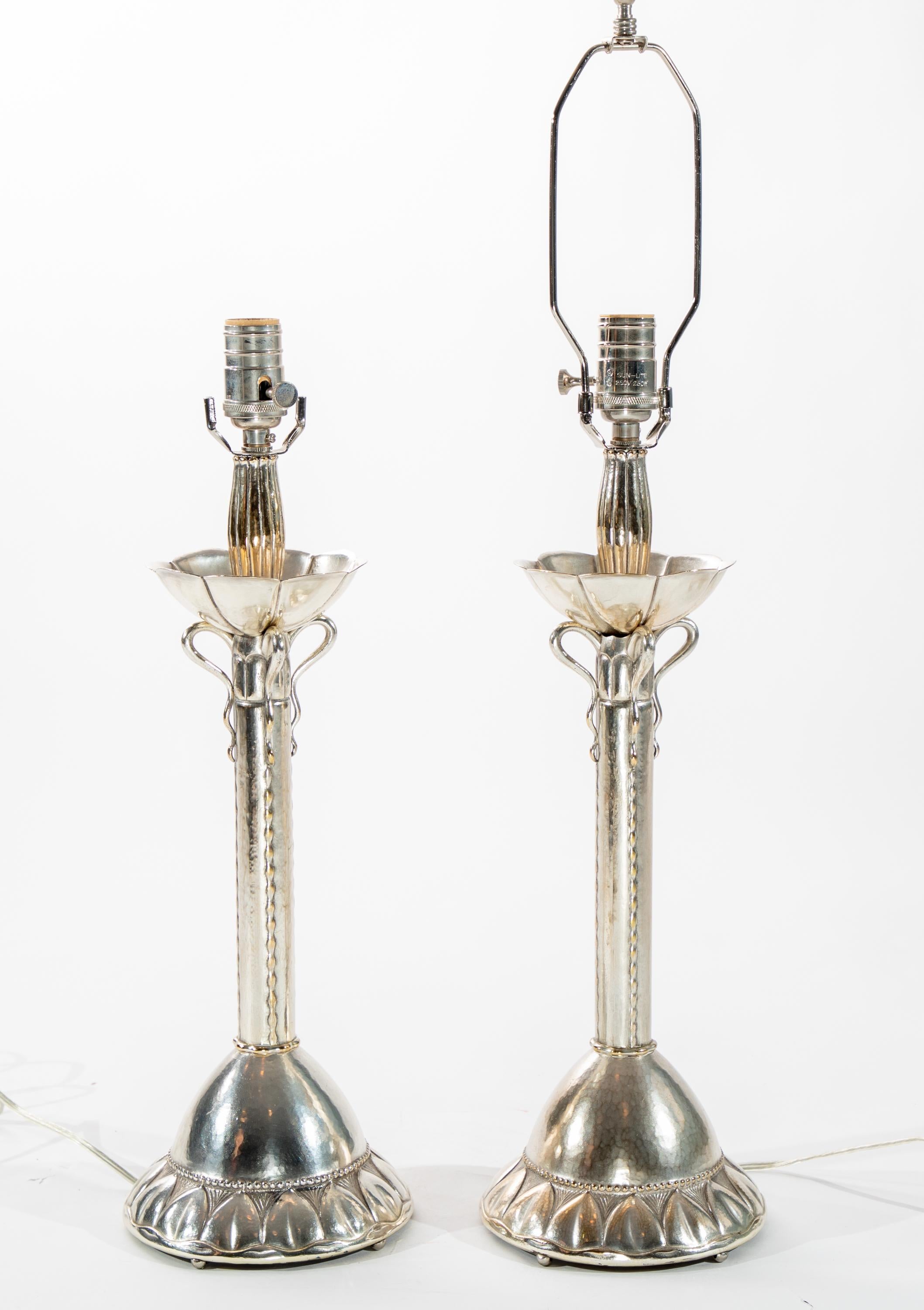 Made from silver-plated, hammered metal candlesticks, pair of early 20th century table lamps.  German origin

Recent re-wiring.
