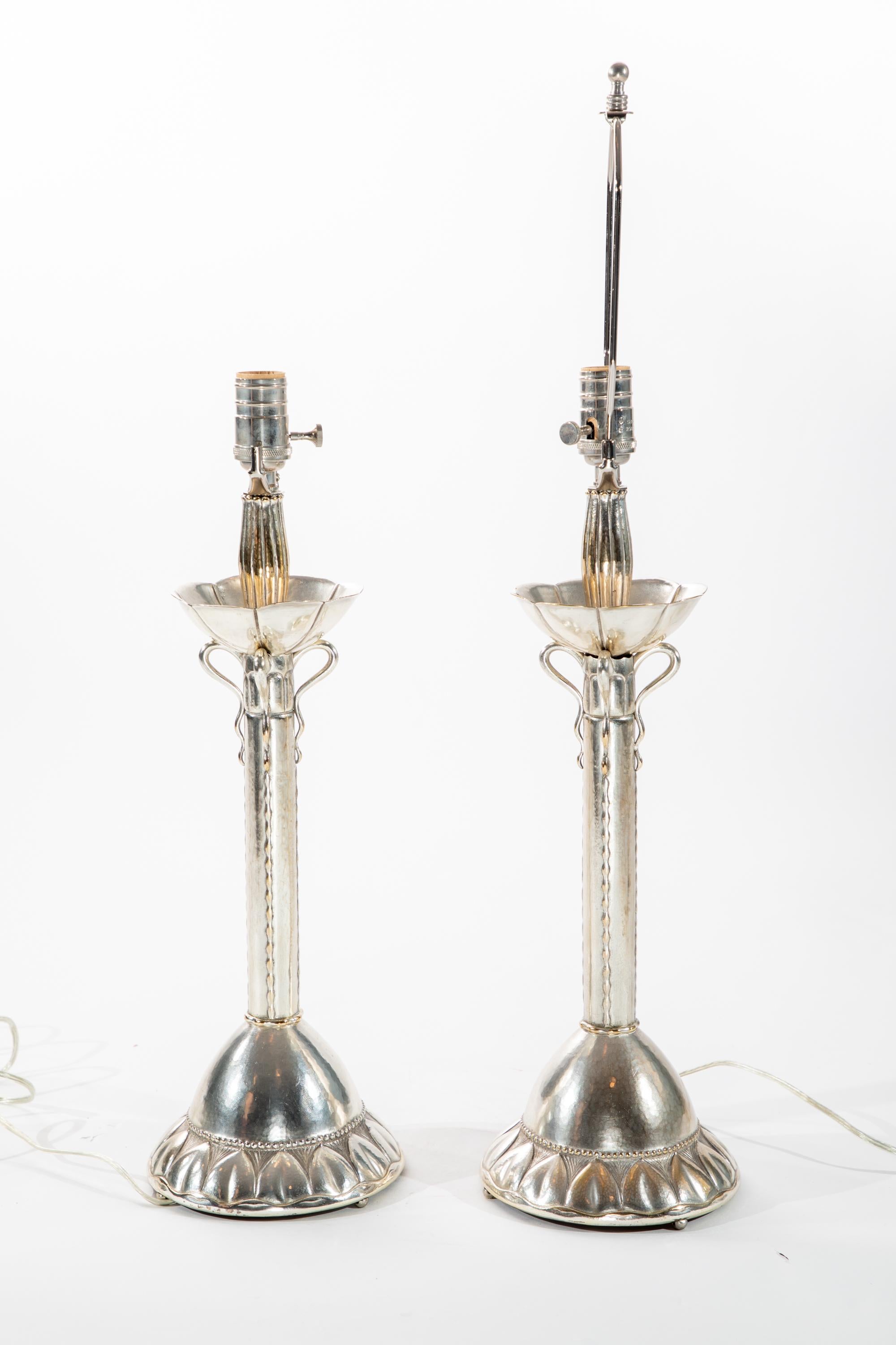 Allemand Paire de lampes de table à chandelier en métal argenté, allemandes en vente
