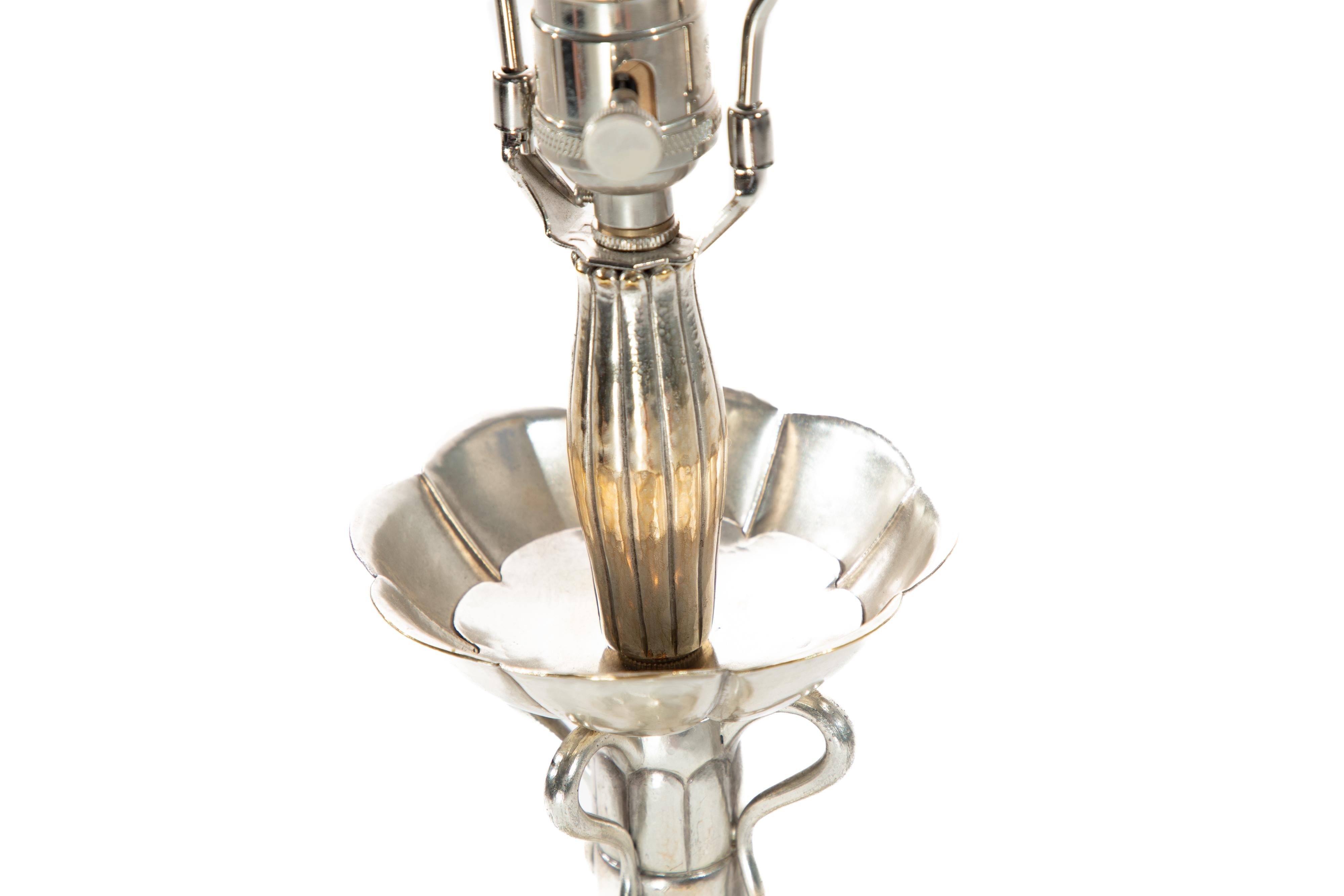 Paire de lampes de table à chandelier en métal argenté, allemandes Bon état - En vente à Dallas, TX