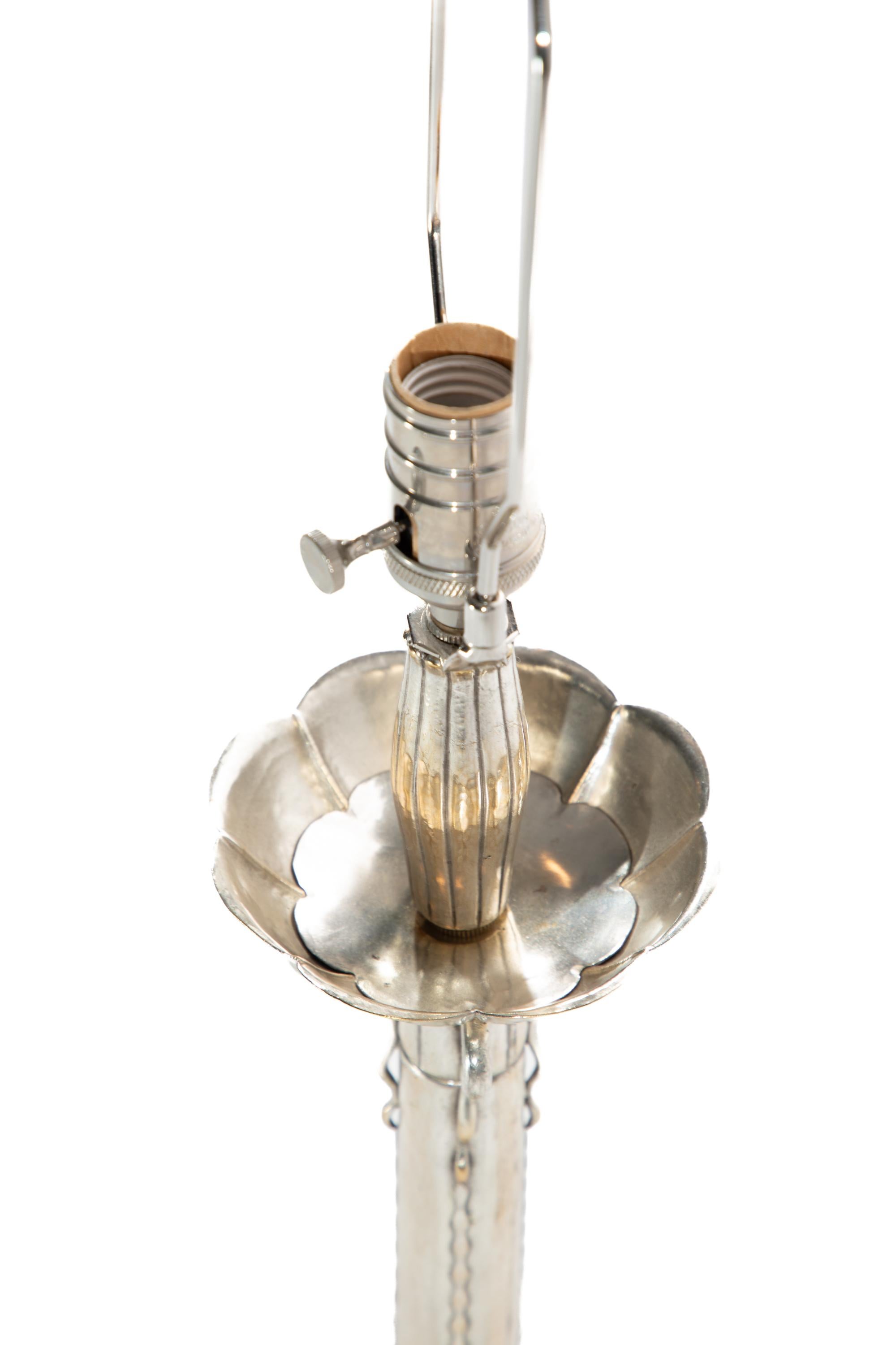 20ième siècle Paire de lampes de table à chandelier en métal argenté, allemandes en vente