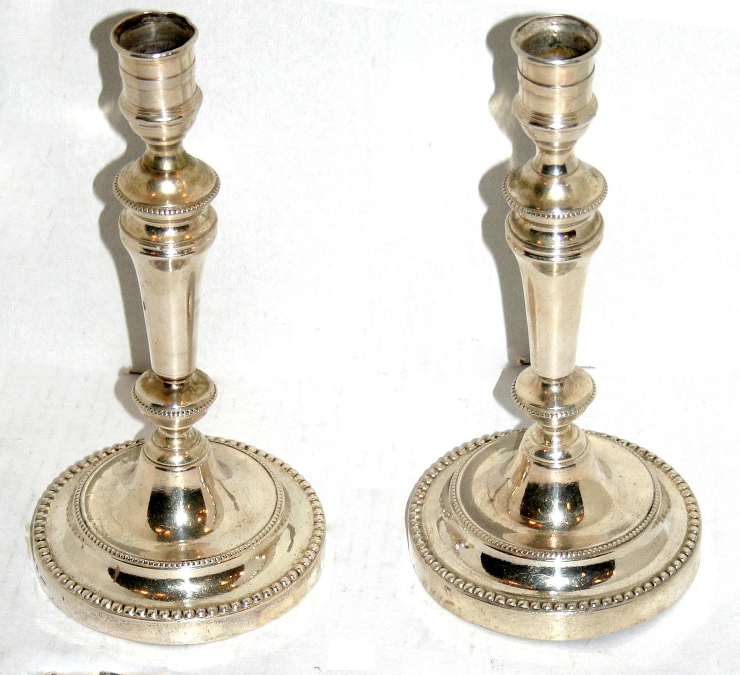 Paire de chandeliers anglais en métal argenté des années 1930, avec finition d'origine.

Mesures :
Hauteur : 9.5