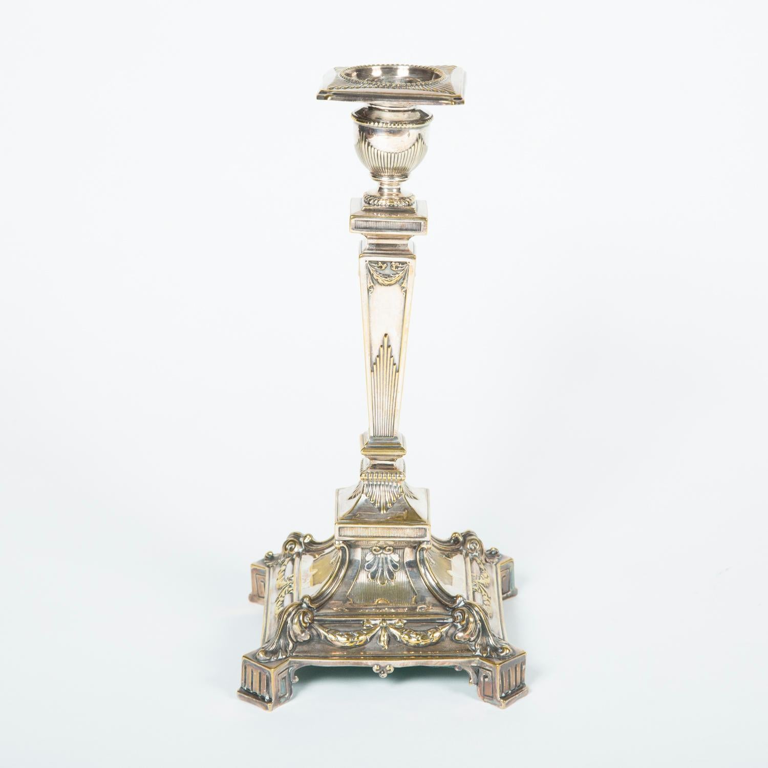 Anglais Paire de chandeliers en métal argenté en vente