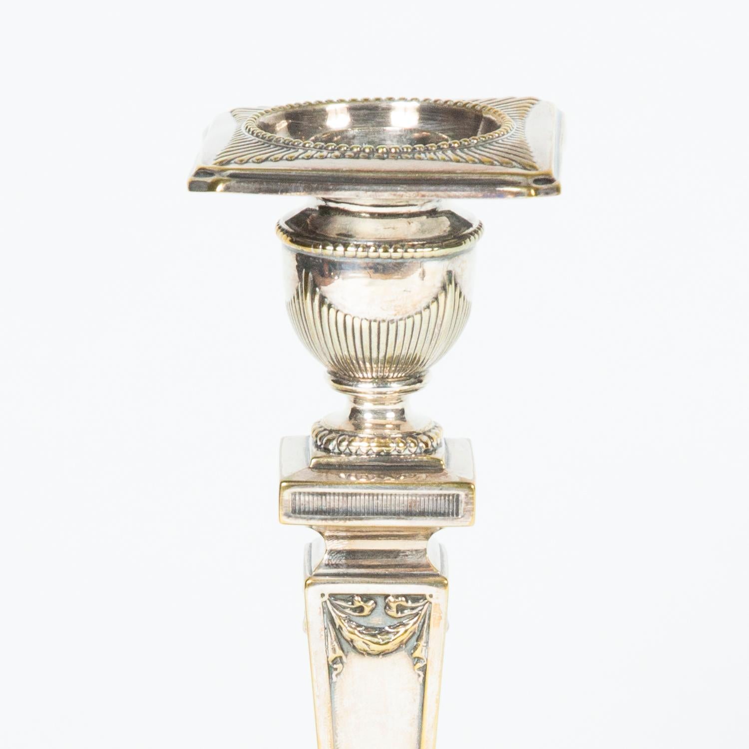 Paire de chandeliers en métal argenté Bon état - En vente à London, GB