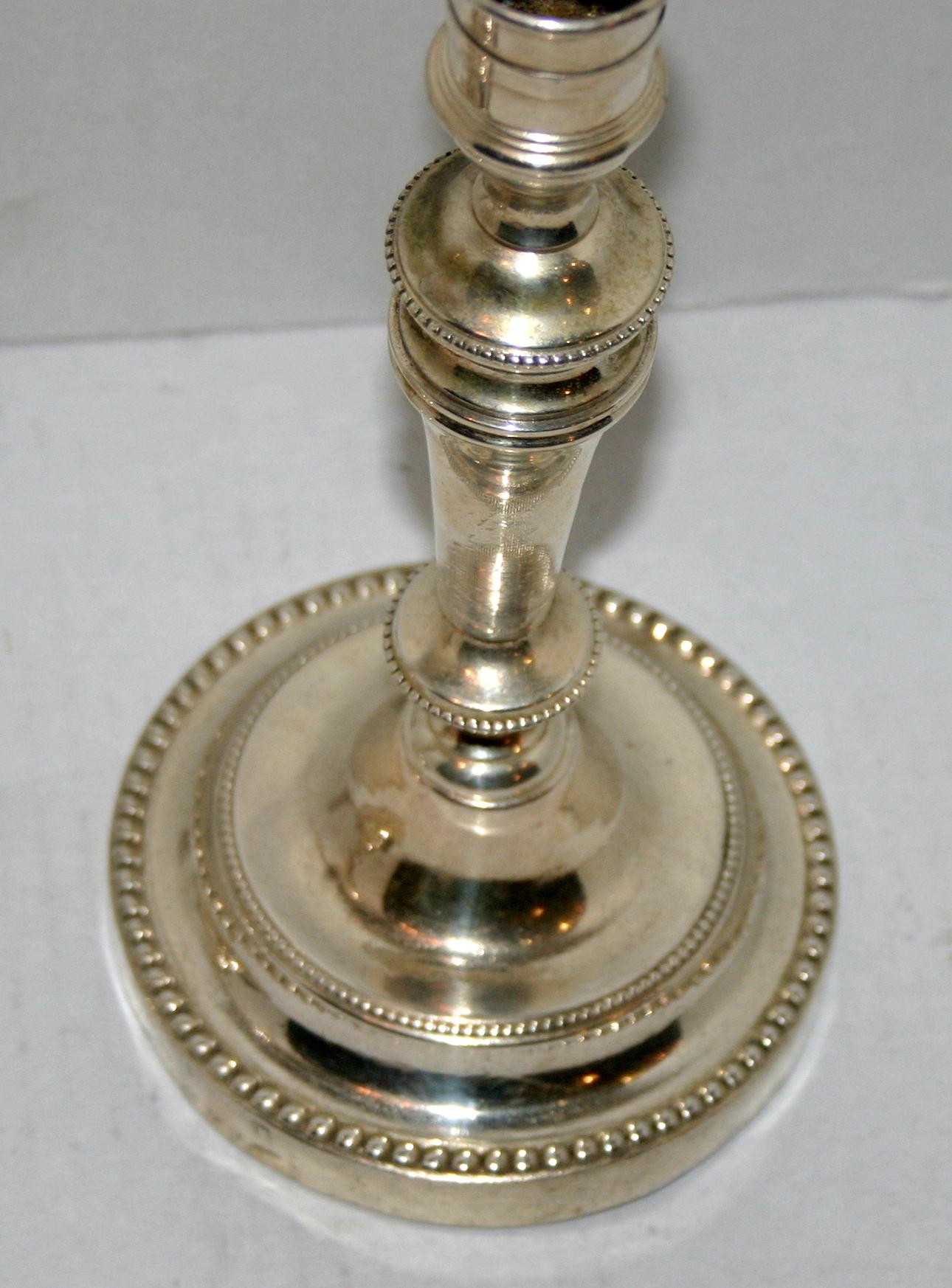 Paire de chandeliers en métal argenté Bon état - En vente à New York, NY