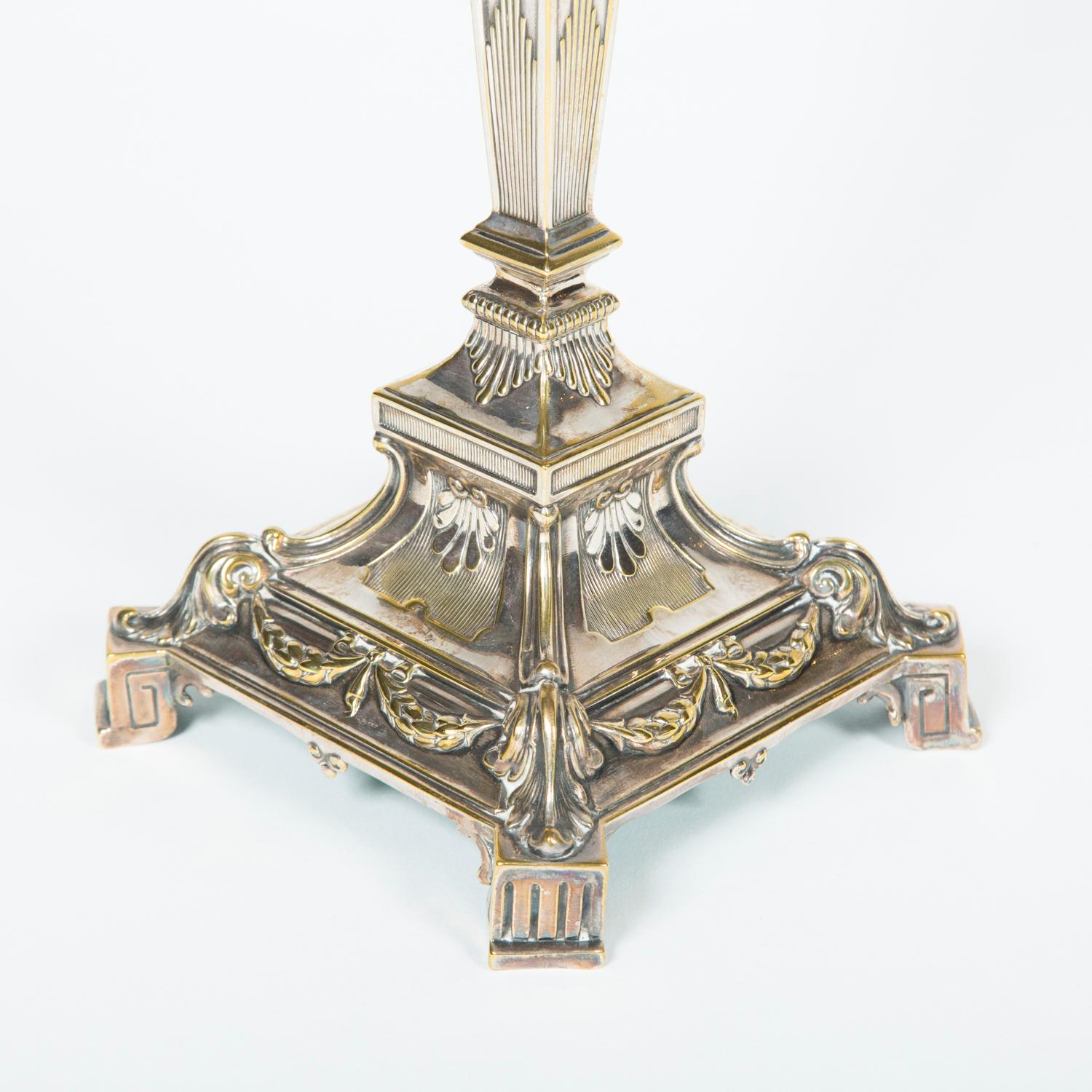 20ième siècle Paire de chandeliers en métal argenté en vente