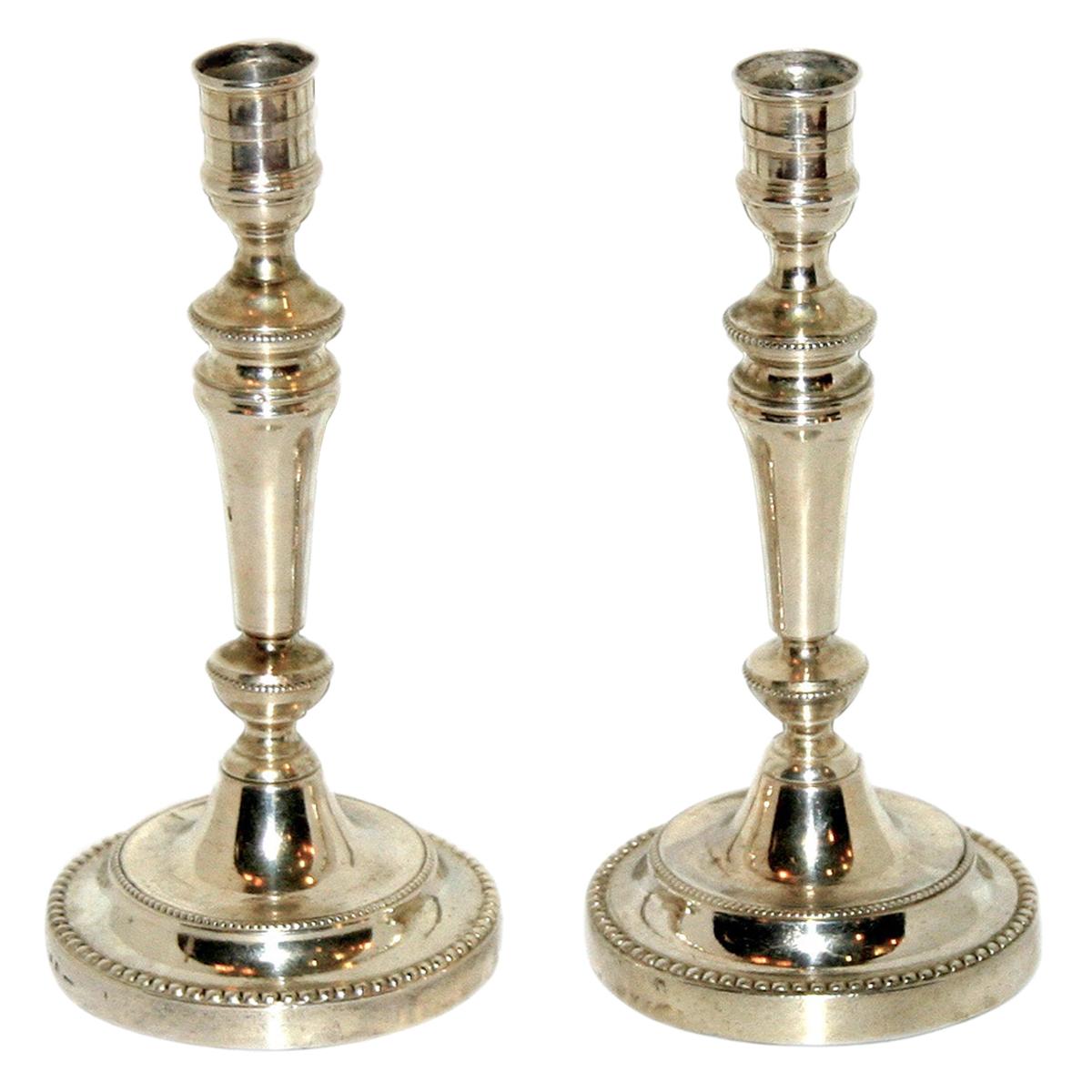 Paire de chandeliers en métal argenté en vente