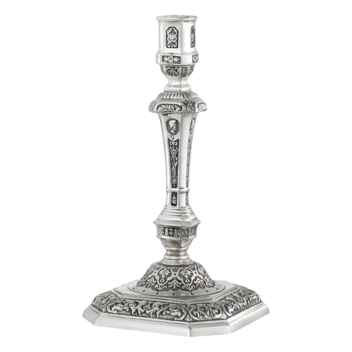 Paar versilberte Kerzenhalter, Regency-Stil, zeitgenössische Arbeit.

Paar versilberte Kerzenhalter im Regence-Stil, 17. Jahrhundert, zeitgenössische Arbeit.

T: 13,5cm  H: 24,5cm