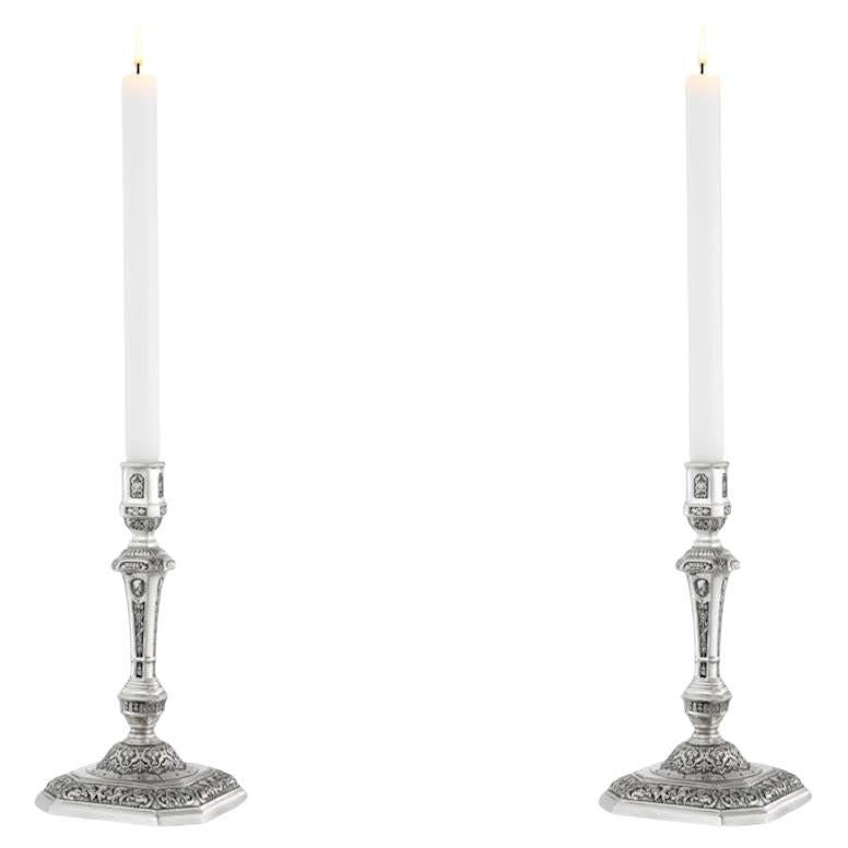 Pareja de candelabros plateados, estilo Regencia, obra contemporánea.