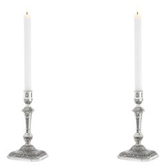 Pareja de candelabros plateados, estilo Regencia, obra contemporánea.