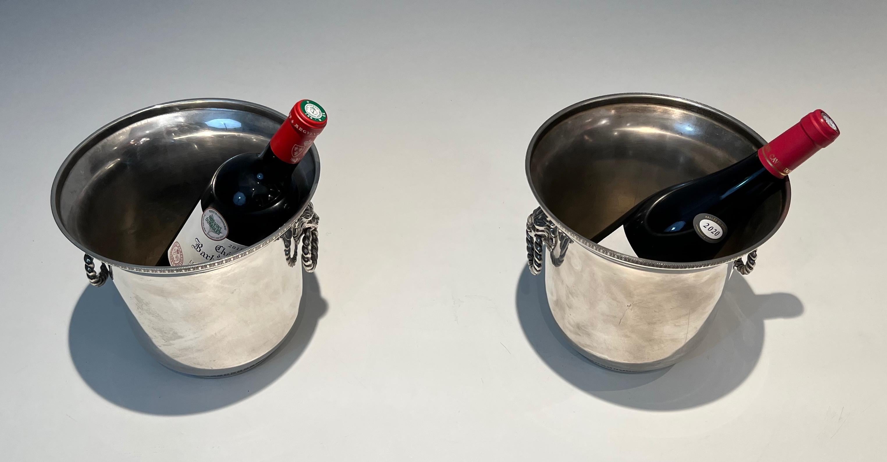Pareja de champañeras plateadas adornadas en las asas con caras de león. en venta 12