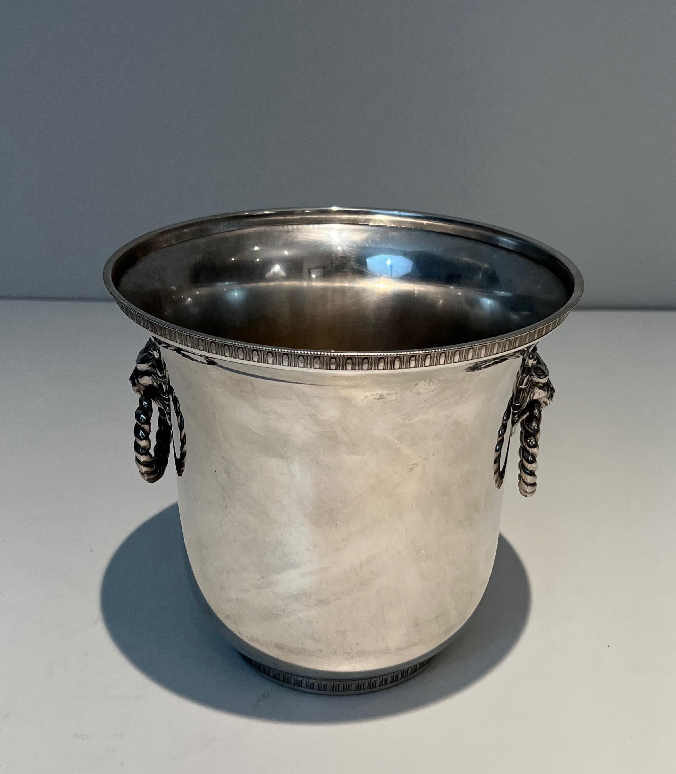 Pair of silver plated champagne buckets ornated on the handles with lion faces.  In Good Condition For Sale In Marcq-en-Barœul, Hauts-de-France