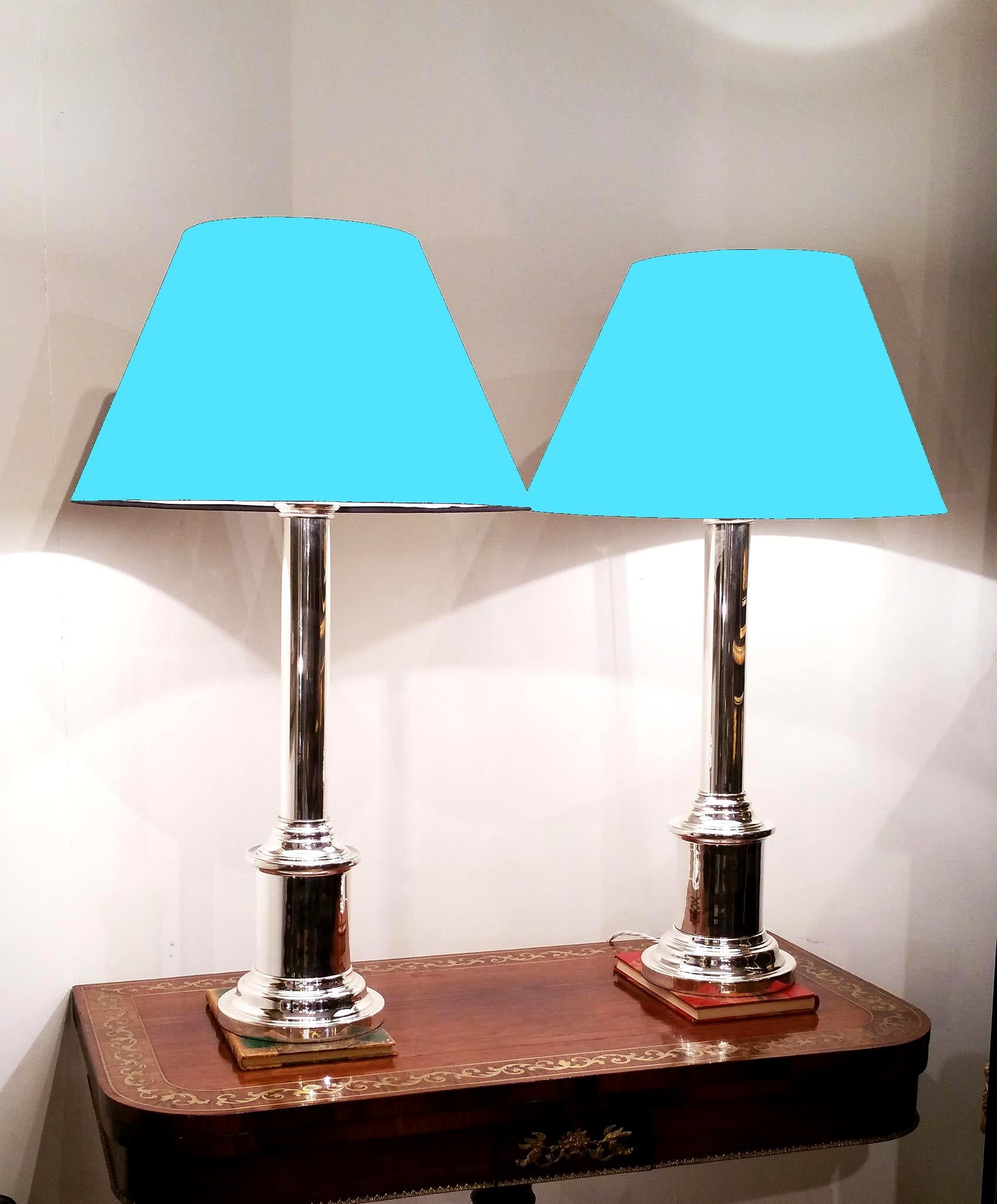 Paire de lampes de table contemporaines en métal argenté en vente 4