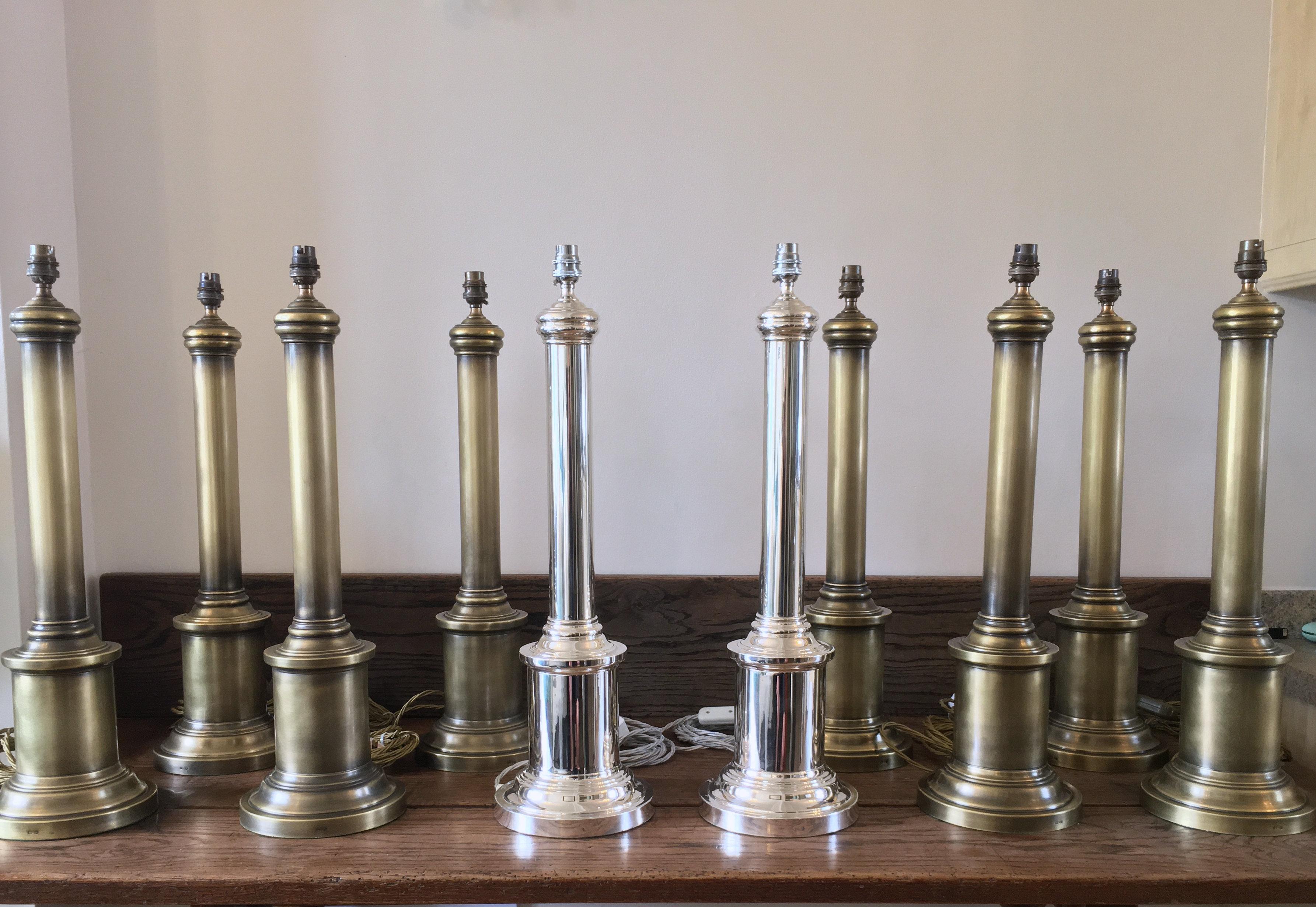 Paire de lampes de table contemporaines en métal argenté en vente 5