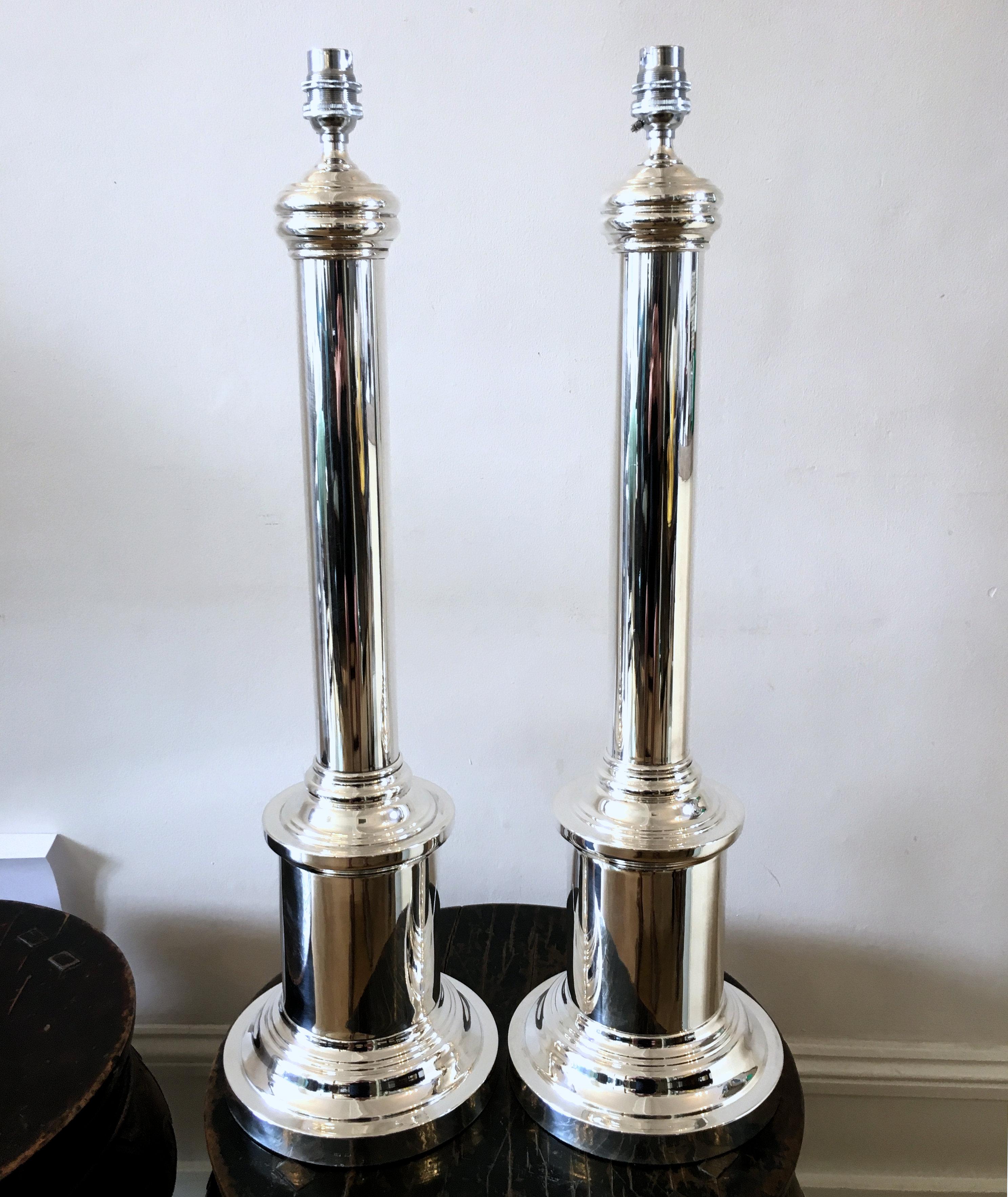 XXIe siècle et contemporain Paire de lampes de table contemporaines en métal argenté en vente