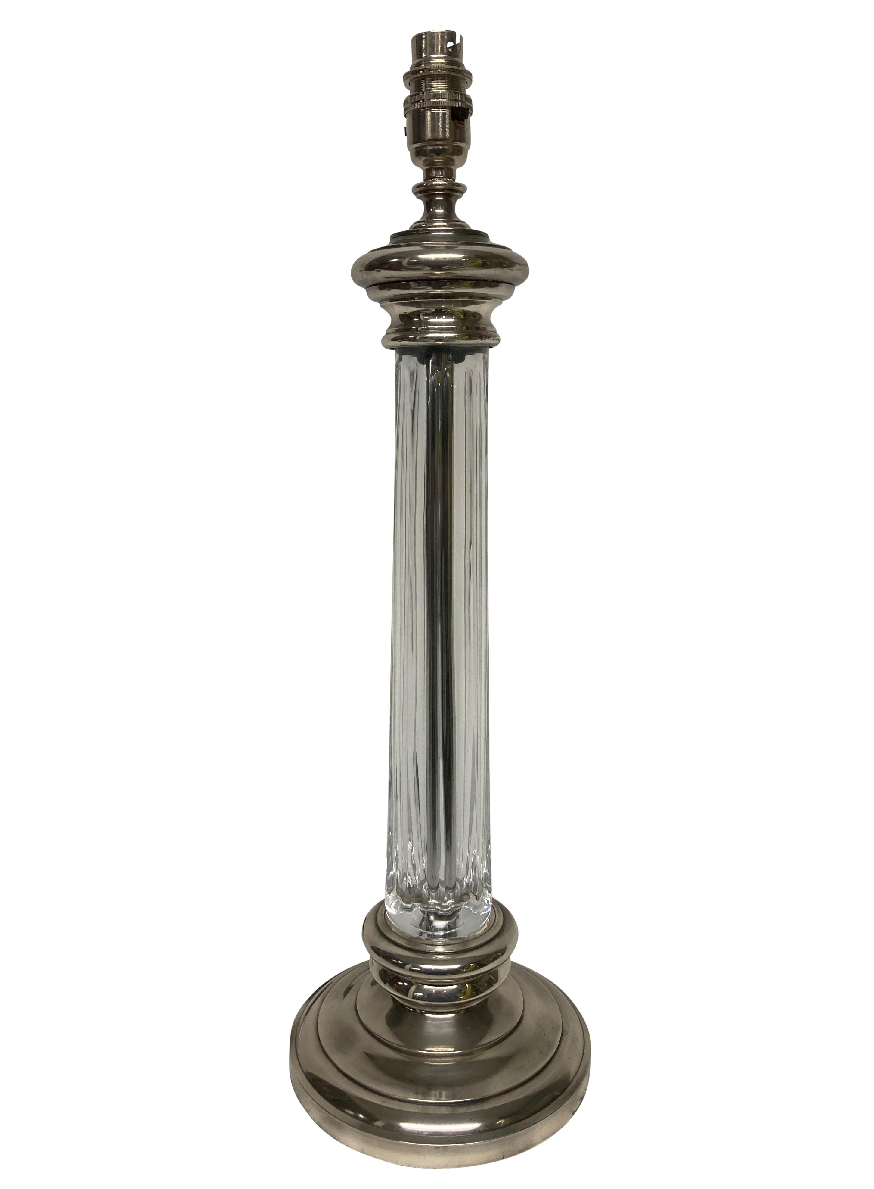 Coppia di lampade a colonna inglesi in vetro tagliato con basi e accessori argentati. Elettrificato di recente con corde di seta d'argento.