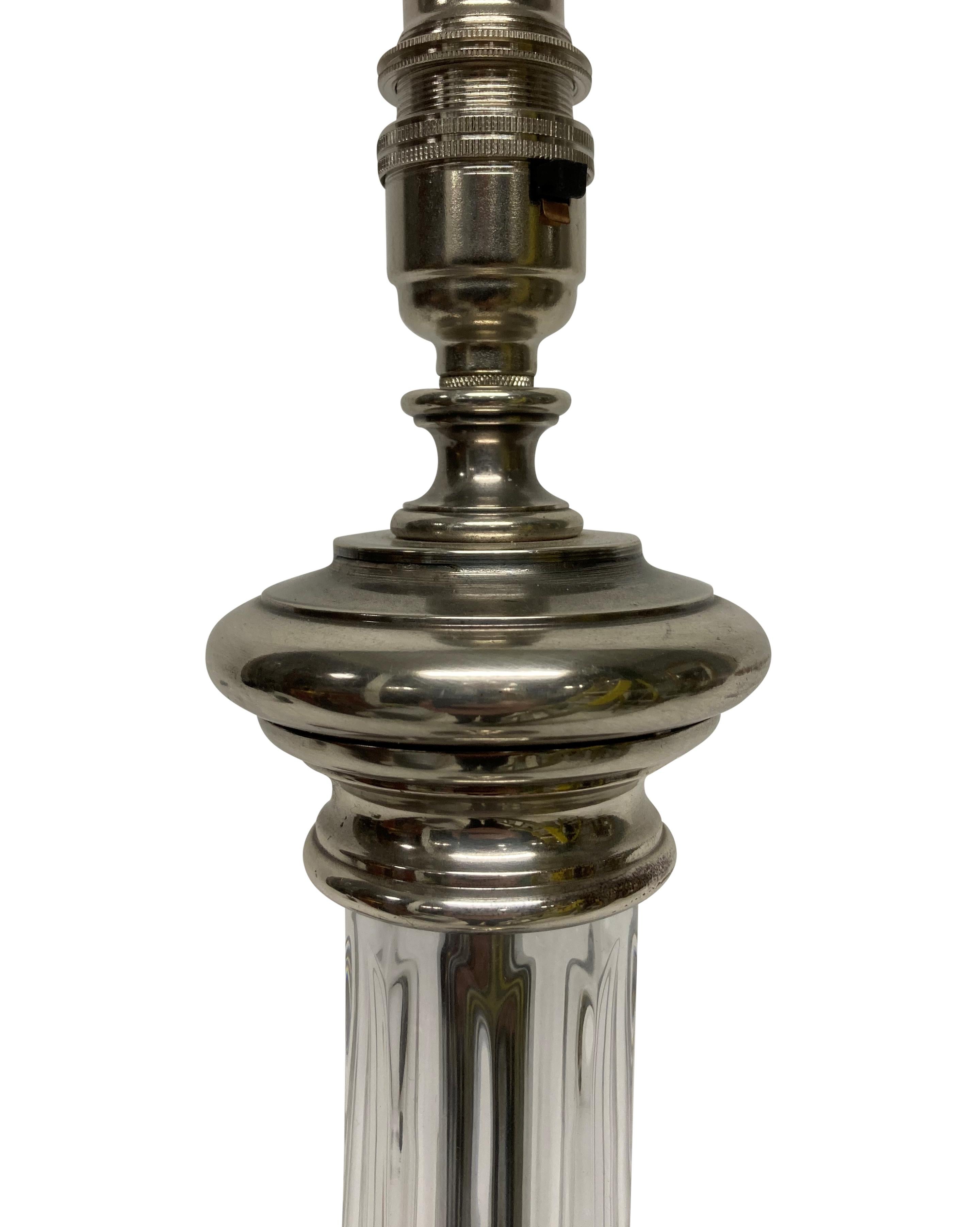 Fine XX secolo Coppia di lampade a colonna in vetro tagliato e placcate in argento in vendita
