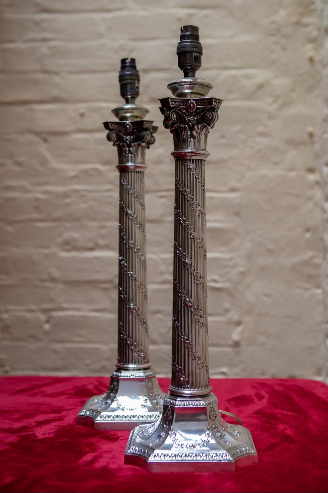 Zwei edwardianische Tischlampen, die möglicherweise vom Hersteller aus Öllampen umgebaut wurden. Sobald das Bestimmungsland bekannt ist, werden die Lampen neu verkabelt und einem PAT-Test unterzogen, der im Preis inbegriffen ist. Für ihr Alter sind