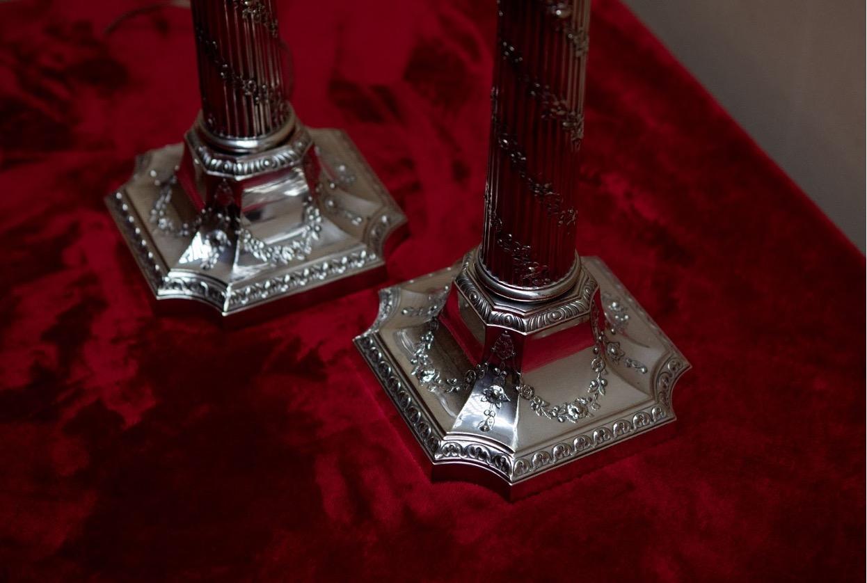 Anglais Paire de lampes de table édouardiennes en métal argenté en vente