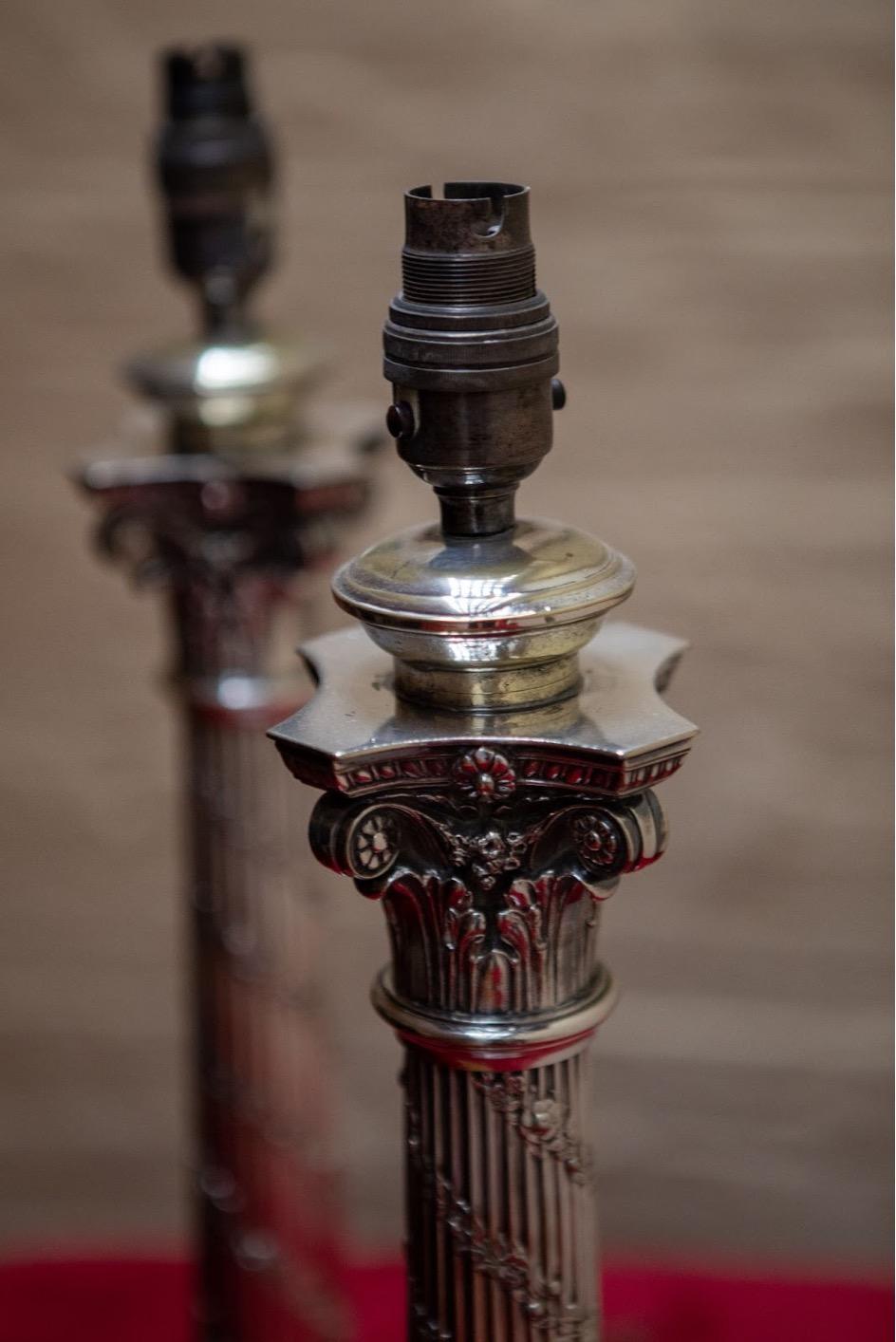 Moulage Paire de lampes de table édouardiennes en métal argenté en vente