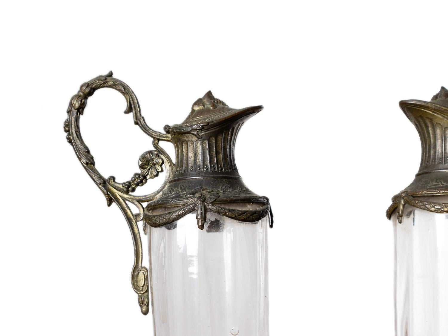 Martellato Coppia di brocche da claret Impero placcate in argento, XX secolo in vendita