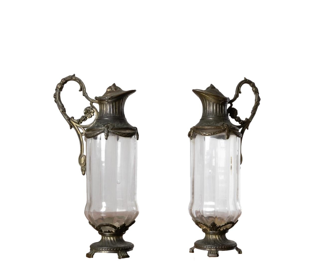 Martellato Coppia di brocche da claret Impero placcate in argento, XX secolo in vendita
