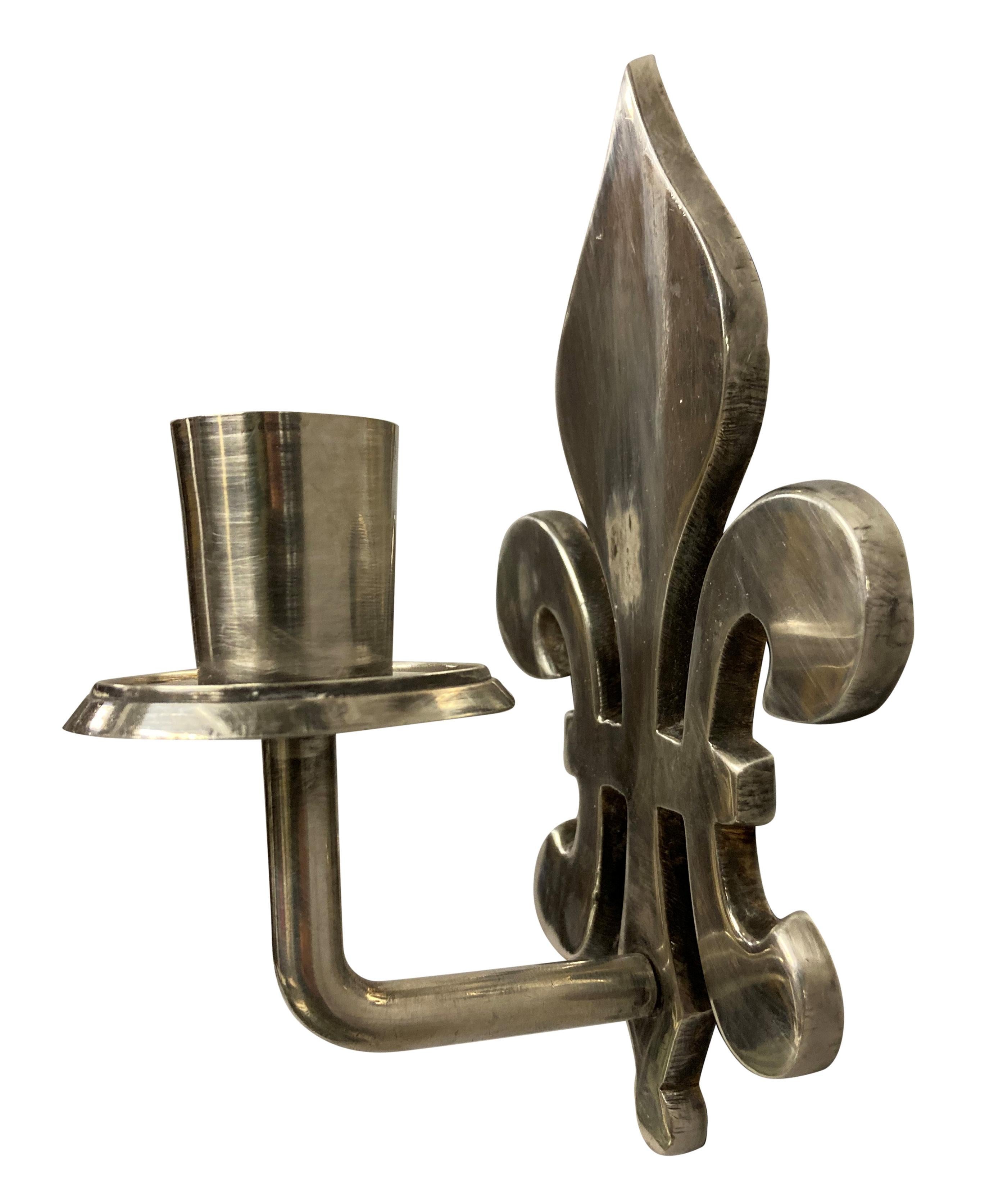 Francese Coppia di candelieri Fleur De Lys placcati in argento in vendita