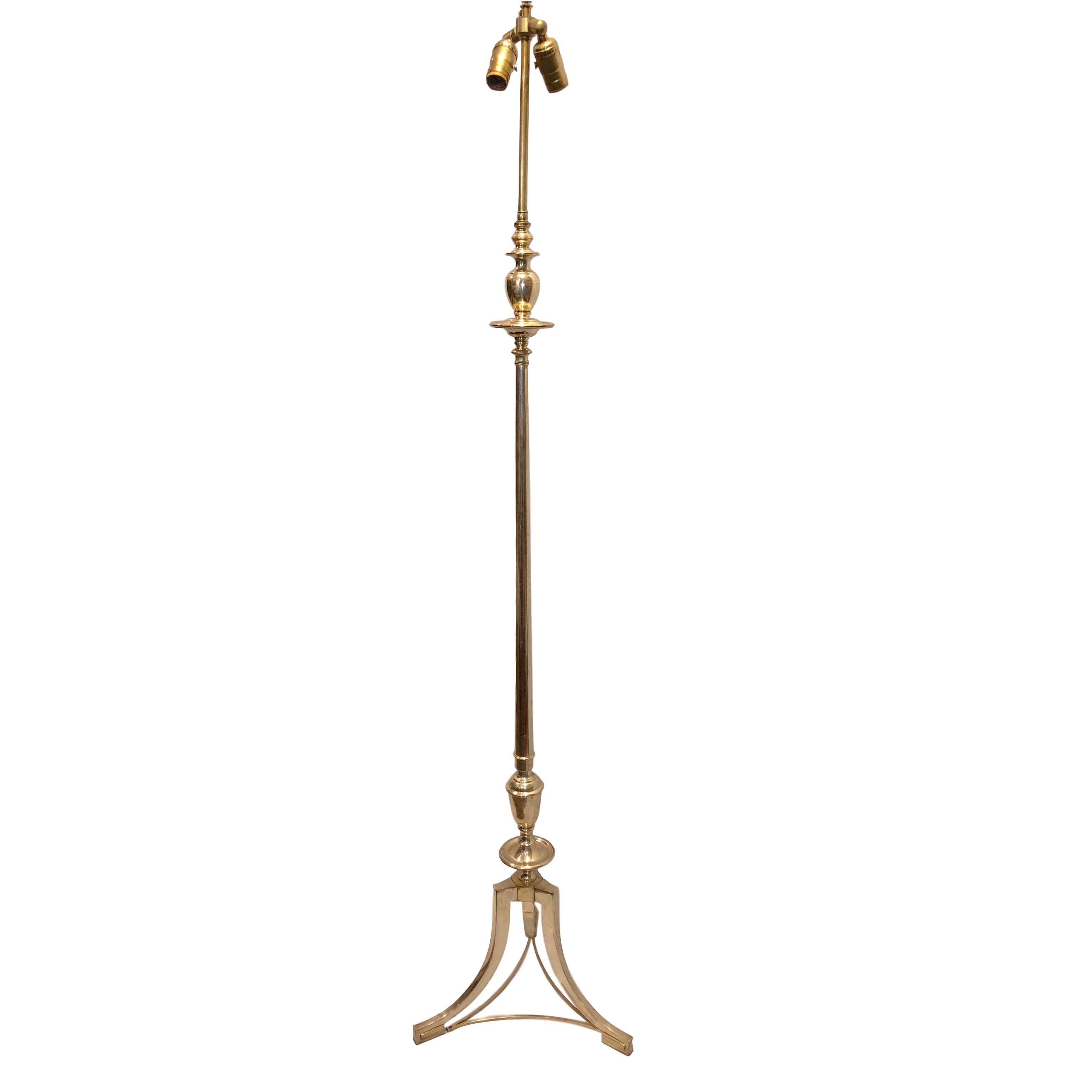 Coppia di lampade da terra francesi argentate del 1920 circa.

Misure:
Altezza della scocca: 54