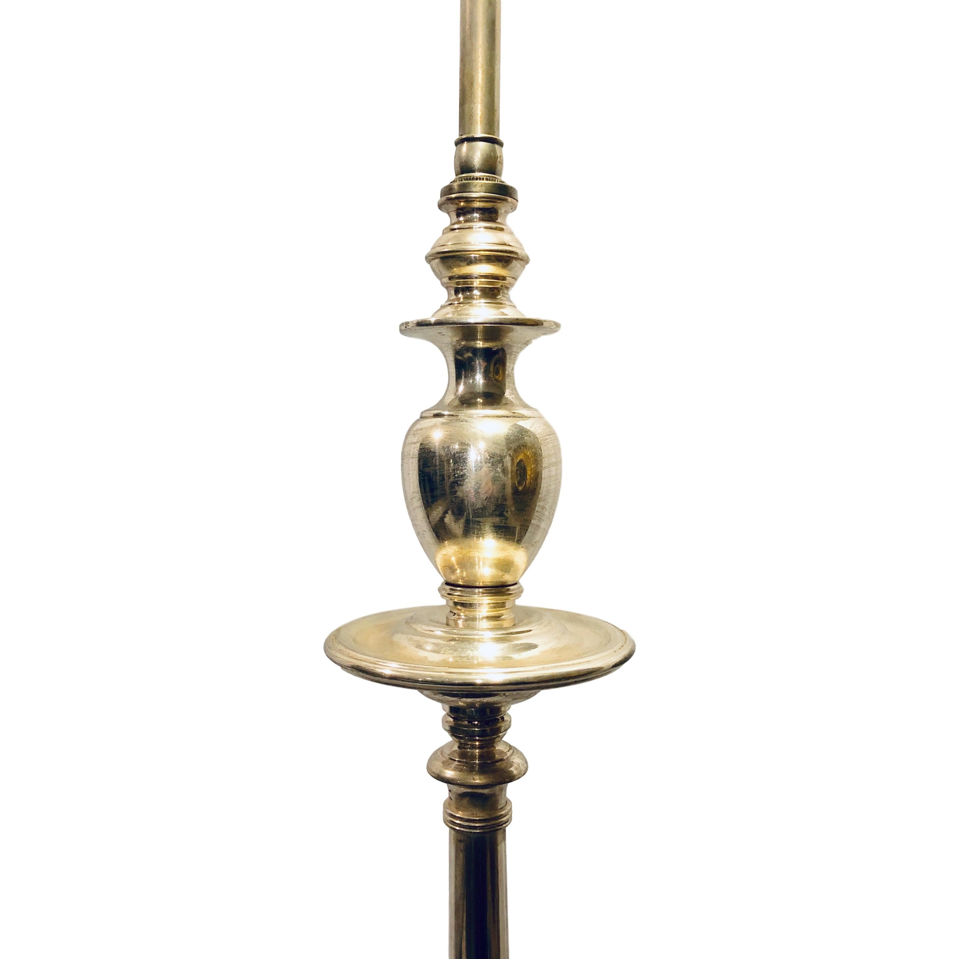 Argentato Coppia di lampade da terra placcate in argento in vendita