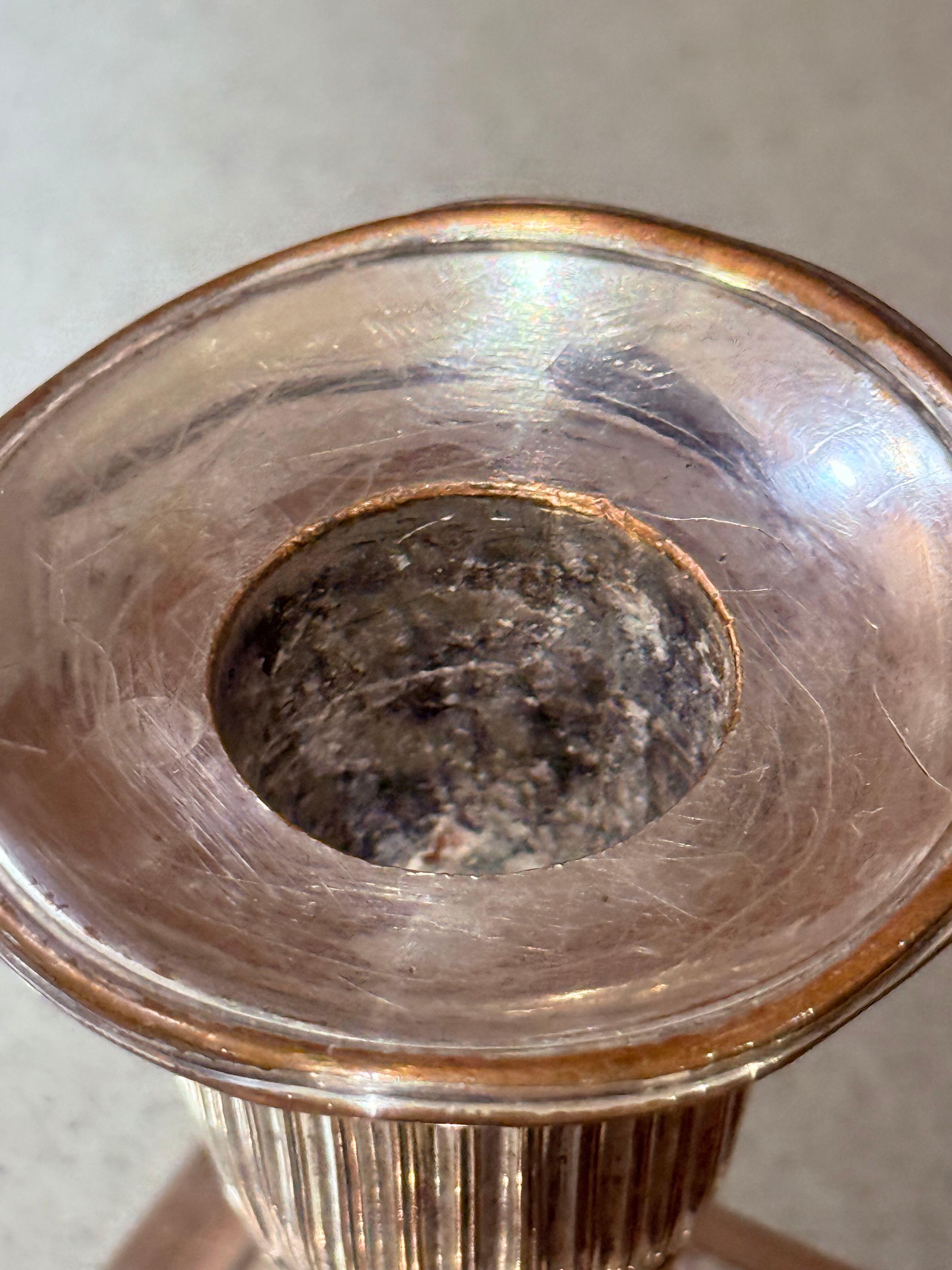 Coppia di candelieri scanalati placcati in argento, arredamento da tavolo vintage neoclassico Home in vendita 2