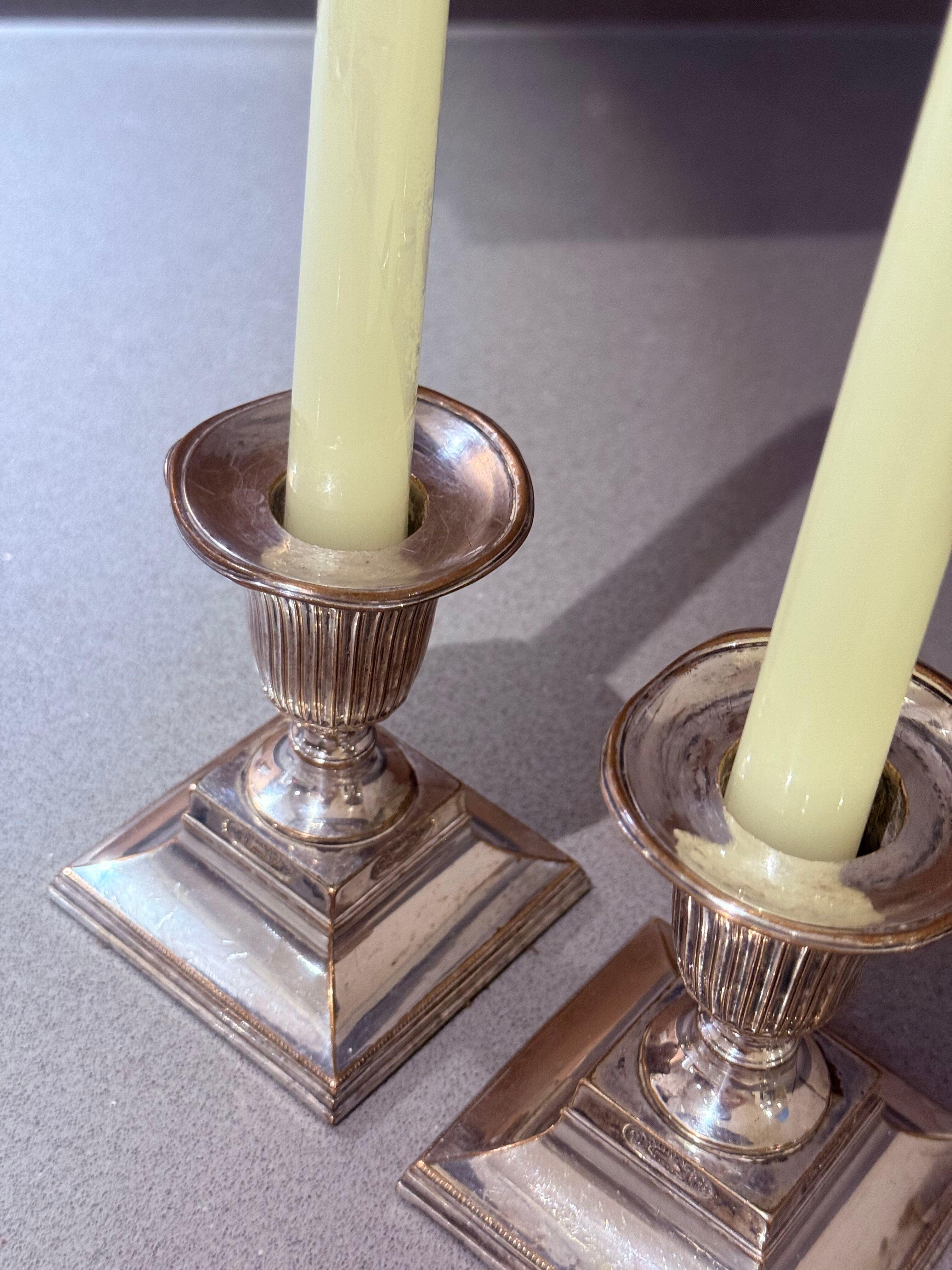 Coppia di candelieri scanalati placcati in argento, arredamento da tavolo vintage neoclassico Home in vendita 3