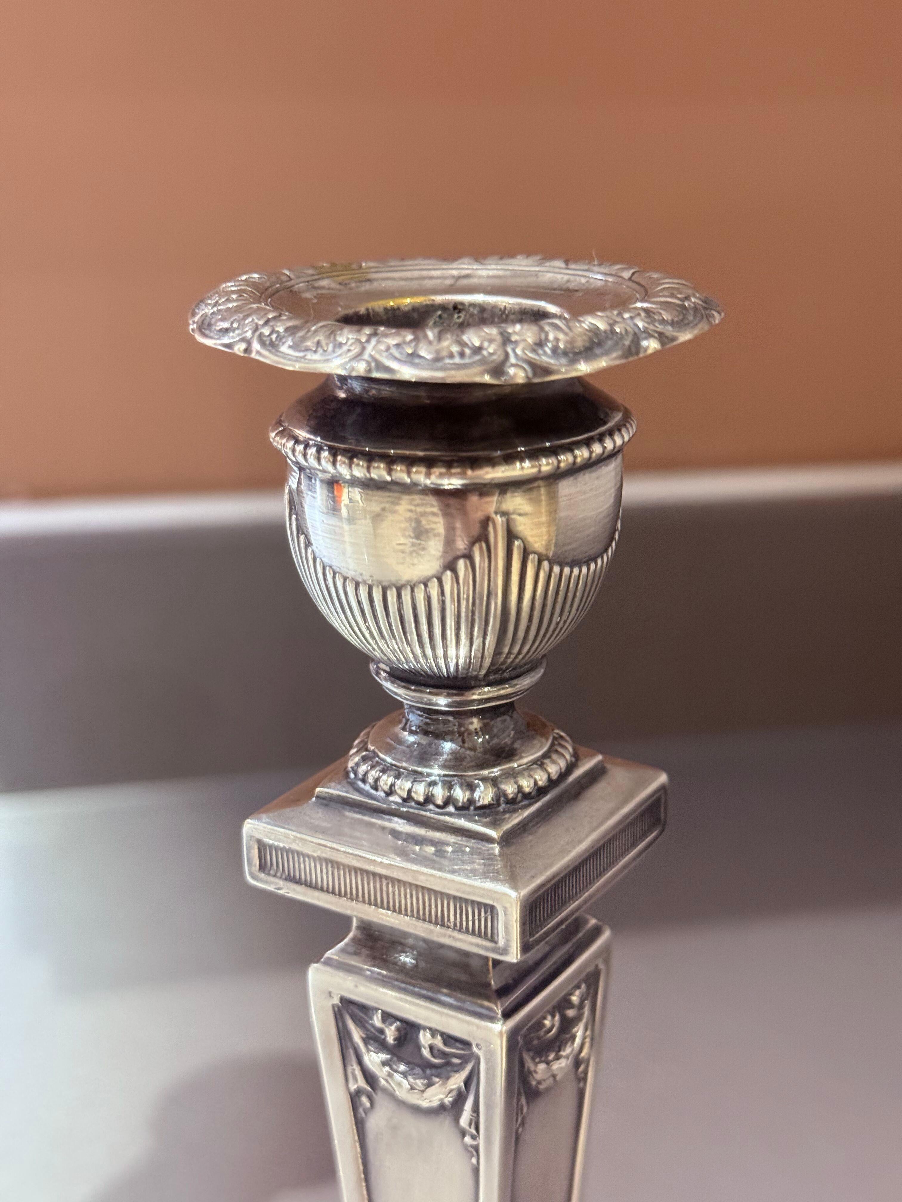 Coppia di candelieri scanalati placcati in argento, arredamento da tavolo vintage neoclassico Home in vendita 3