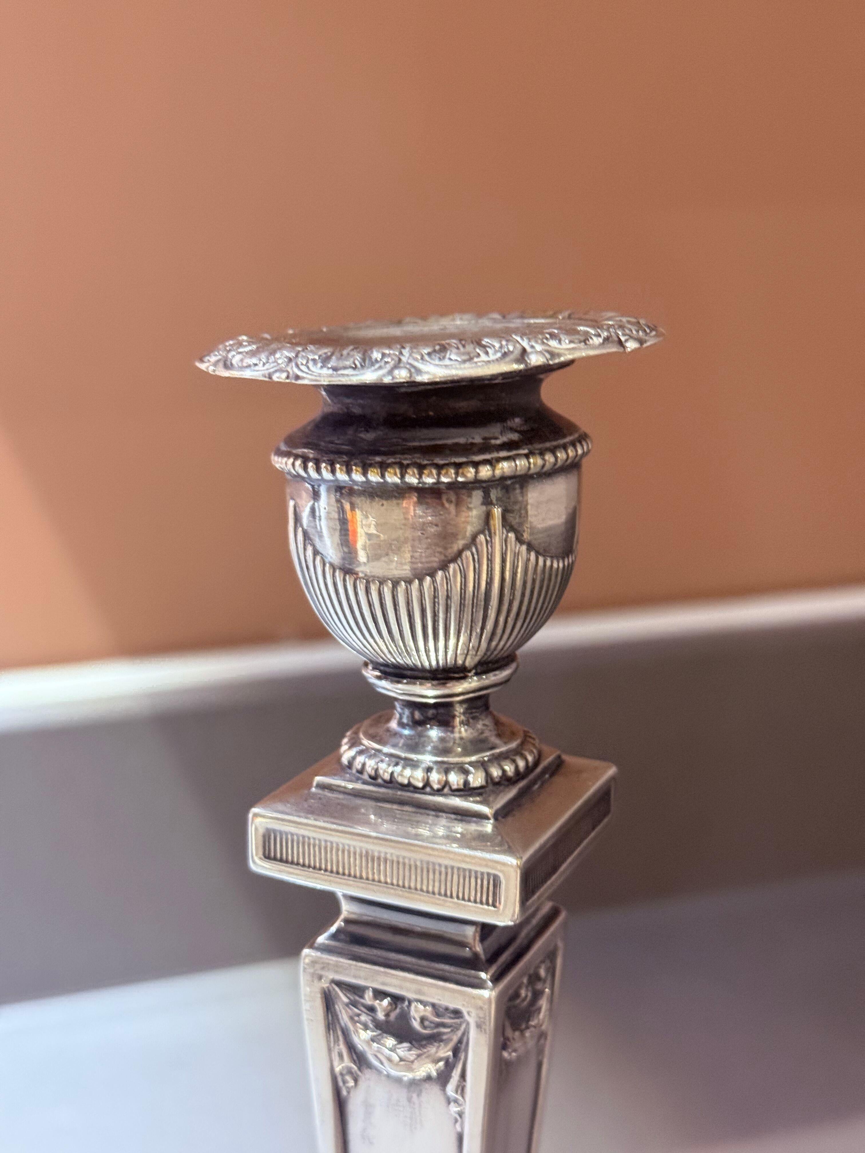 Coppia di candelieri scanalati placcati in argento, arredamento da tavolo vintage neoclassico Home in vendita 4