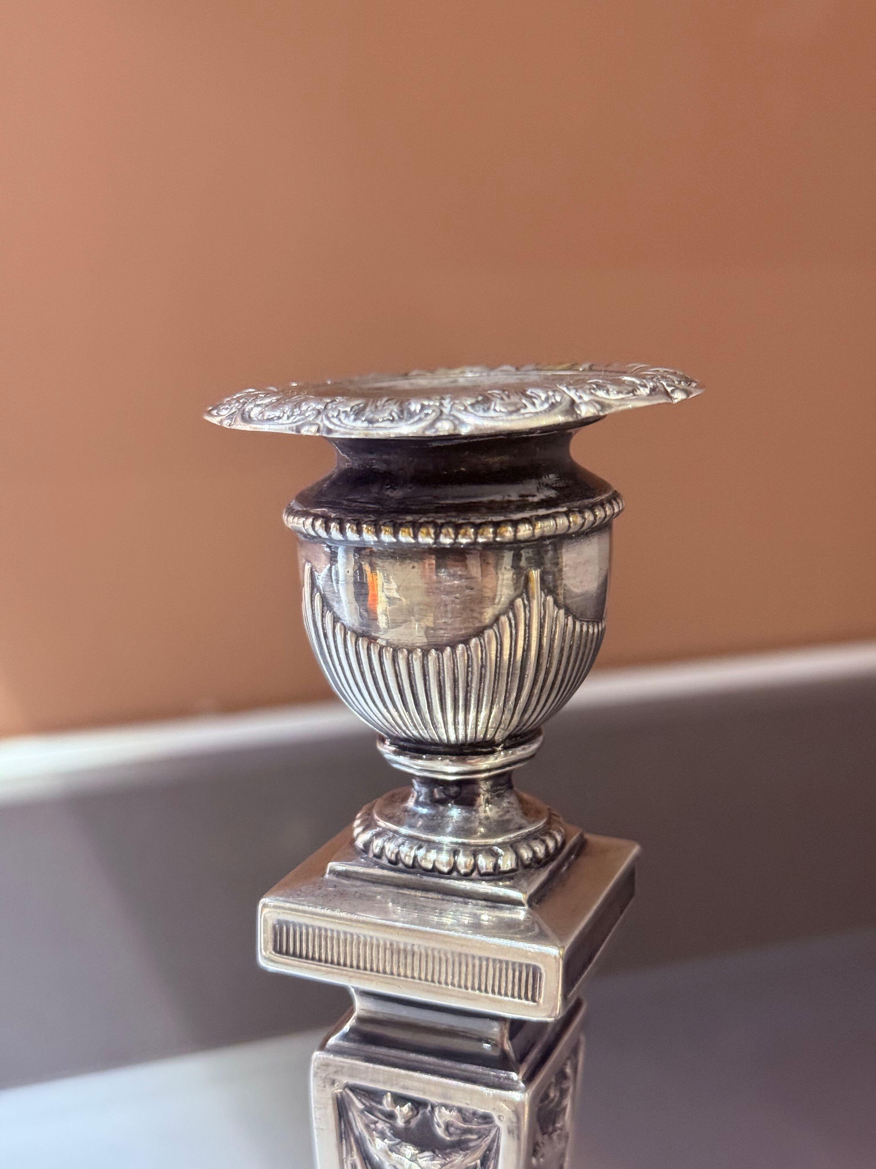 Coppia di candelieri scanalati placcati in argento, arredamento da tavolo vintage neoclassico Home in vendita 5