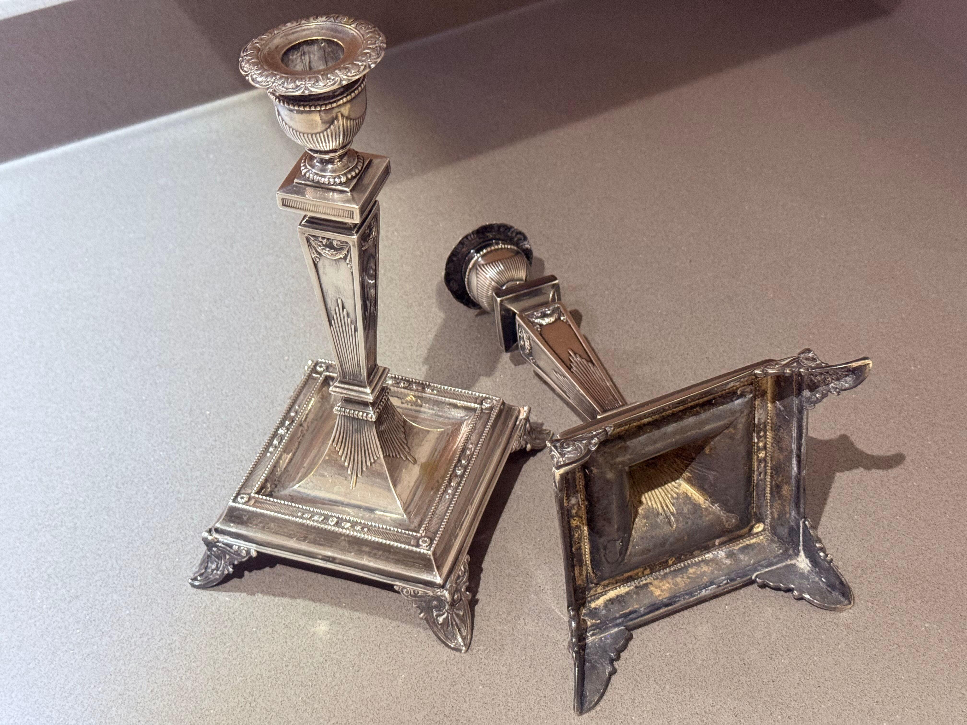 Coppia di candelieri scanalati placcati in argento, arredamento da tavolo vintage neoclassico Home in vendita 8