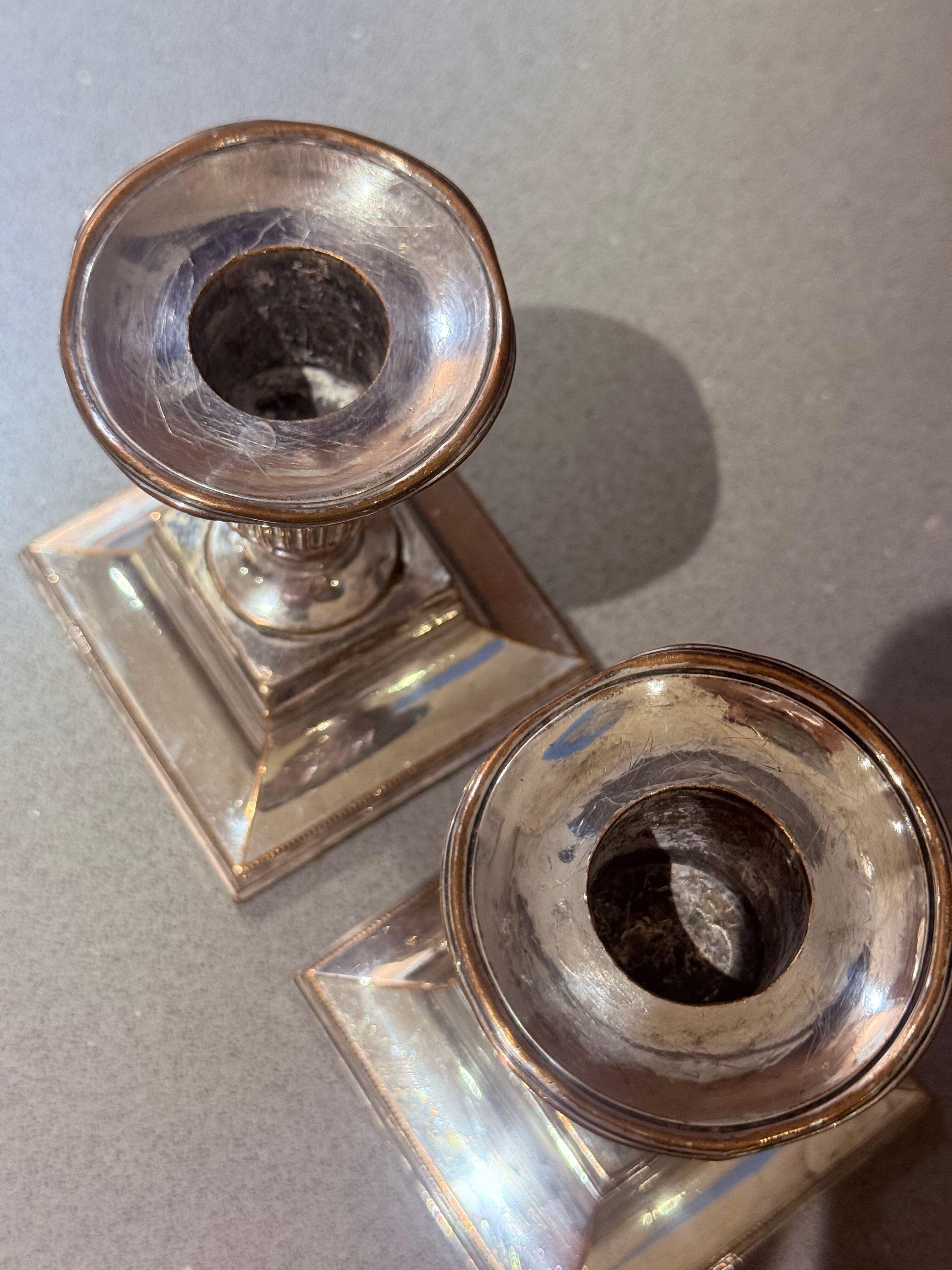 Neorococò Coppia di candelieri scanalati placcati in argento, arredamento da tavolo vintage neoclassico Home in vendita