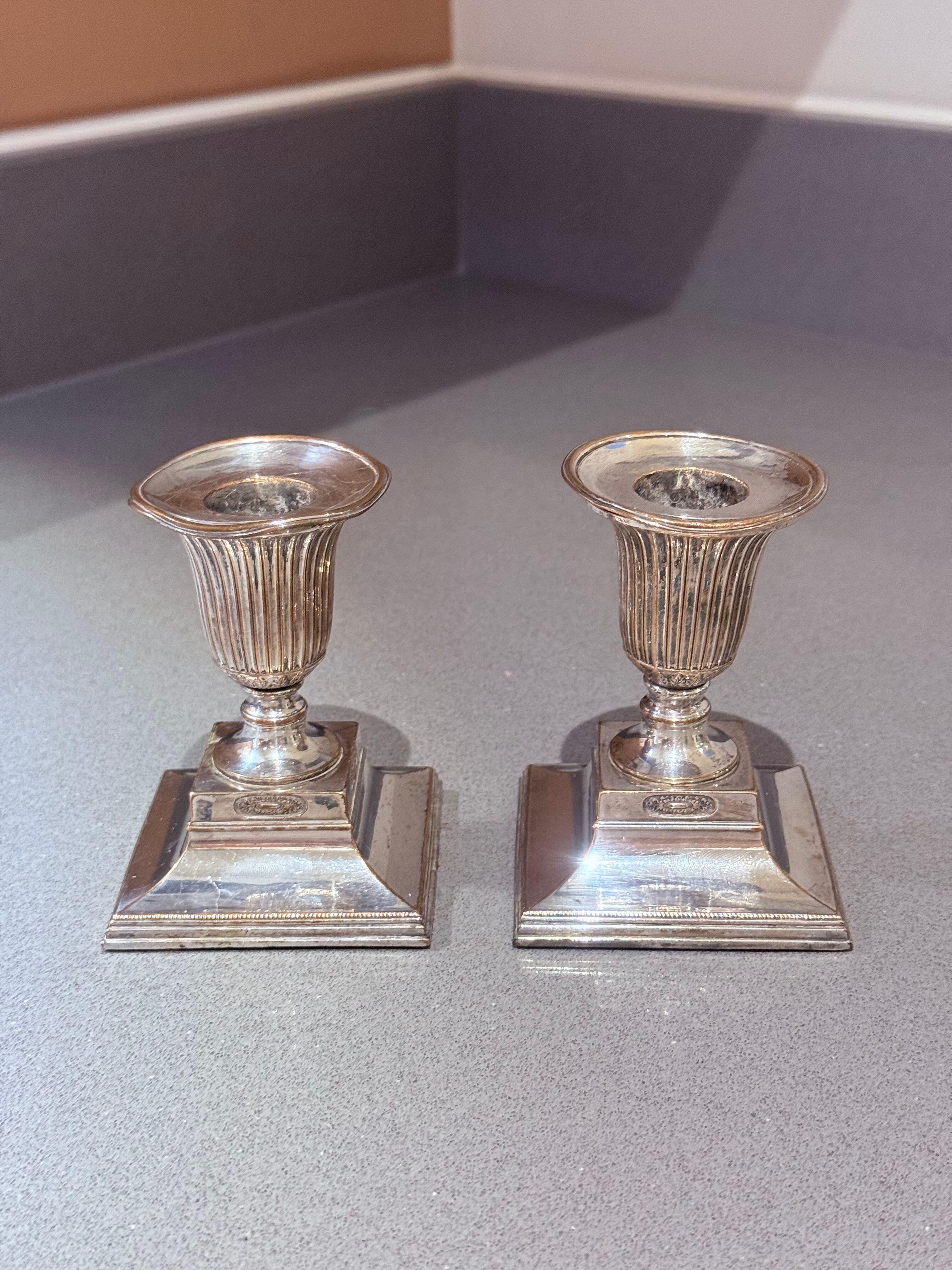 Neorococò Coppia di candelieri scanalati placcati in argento, arredamento da tavolo vintage neoclassico Home in vendita