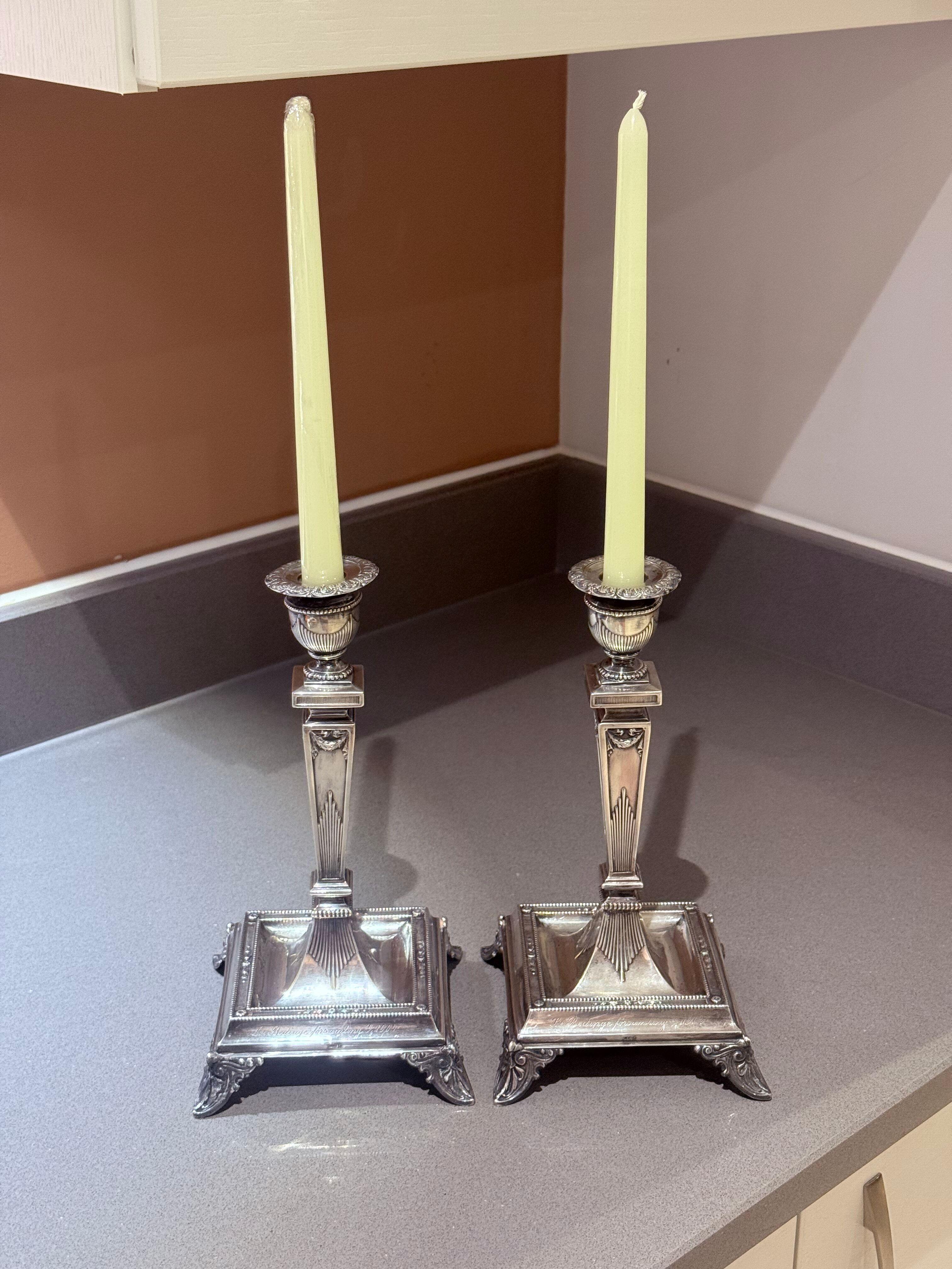 Britannico Coppia di candelieri scanalati placcati in argento, arredamento da tavolo vintage neoclassico Home in vendita