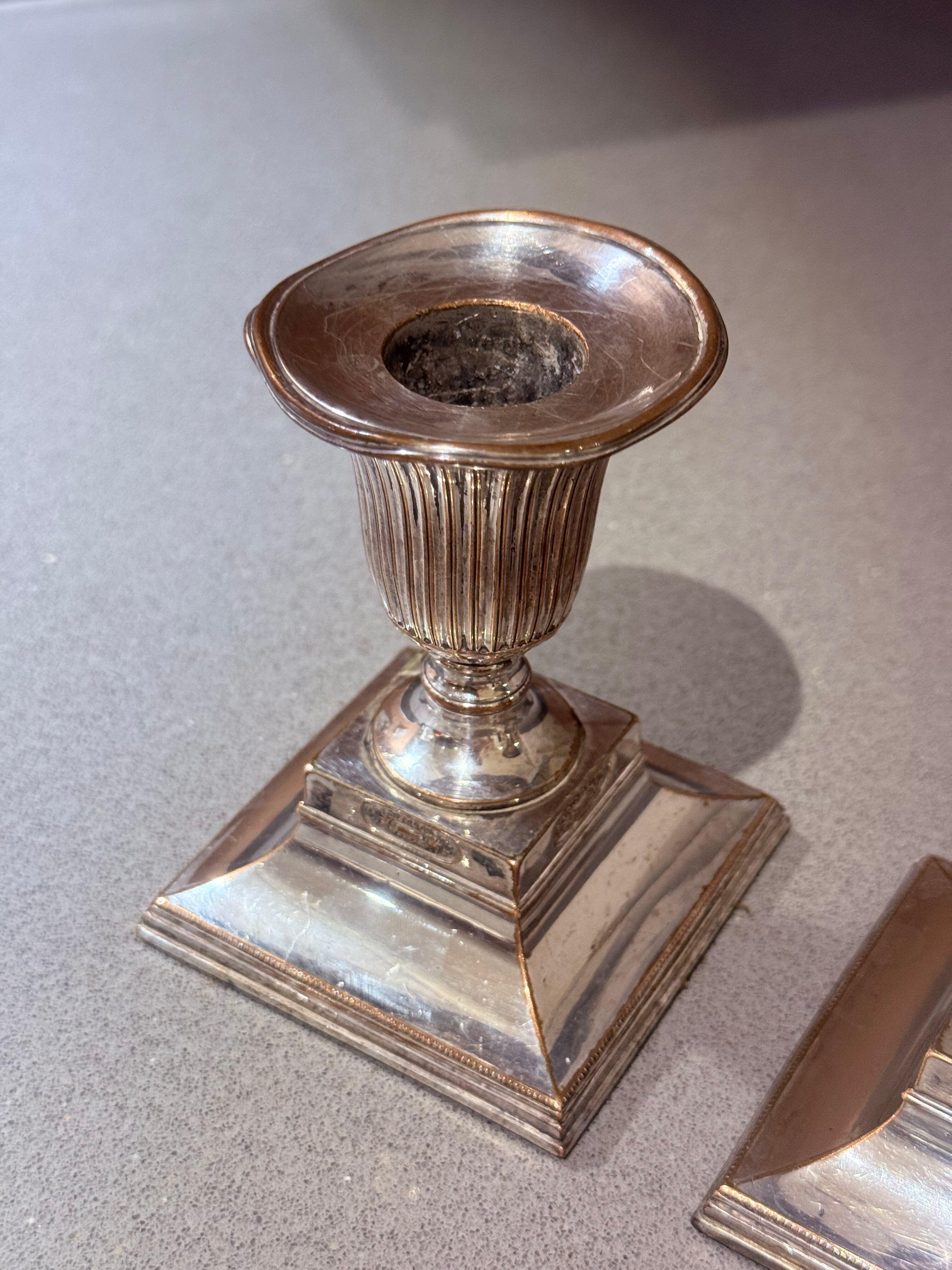 Britannico Coppia di candelieri scanalati placcati in argento, arredamento da tavolo vintage neoclassico Home in vendita