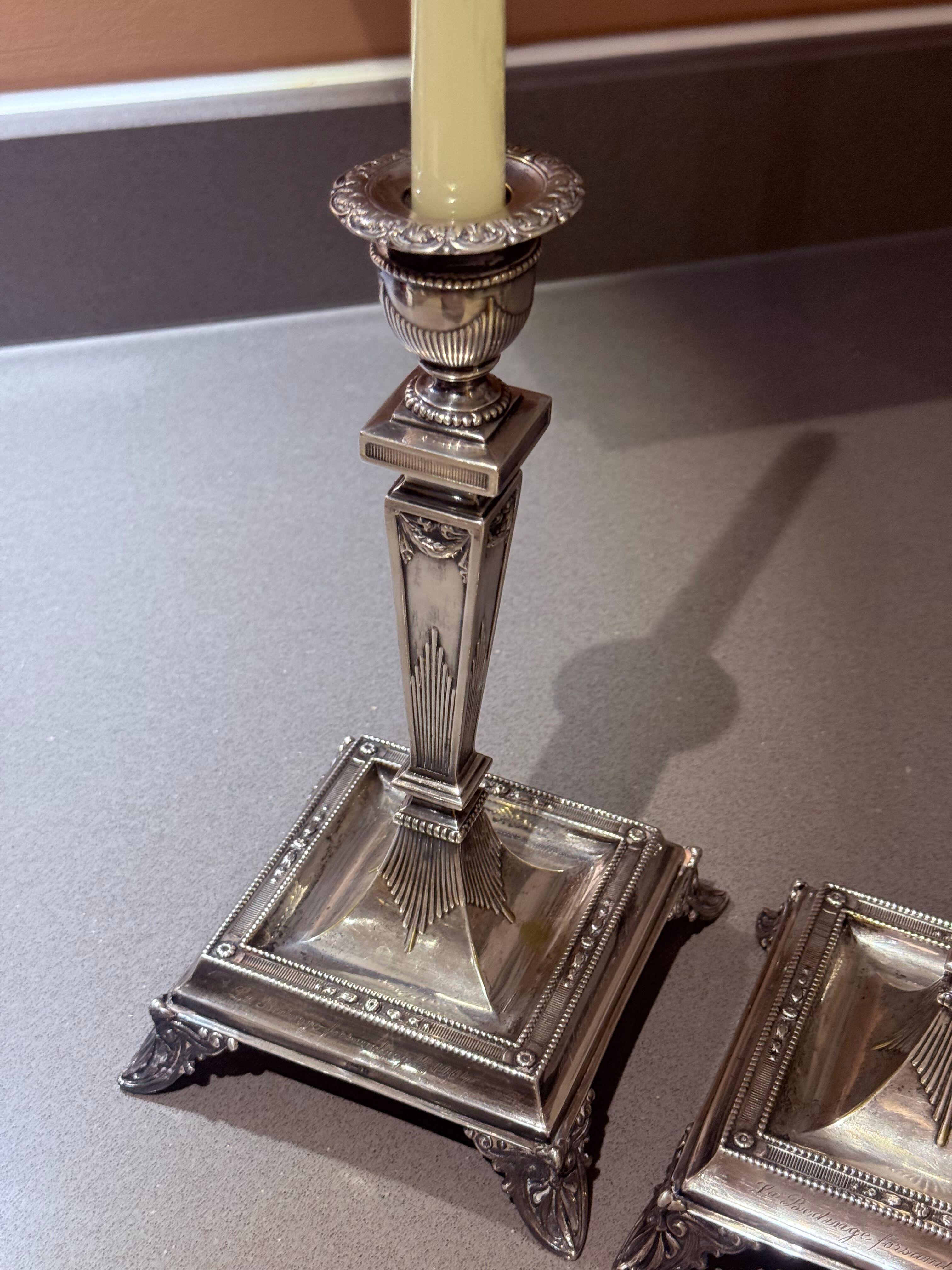 Pressato Coppia di candelieri scanalati placcati in argento, arredamento da tavolo vintage neoclassico Home in vendita