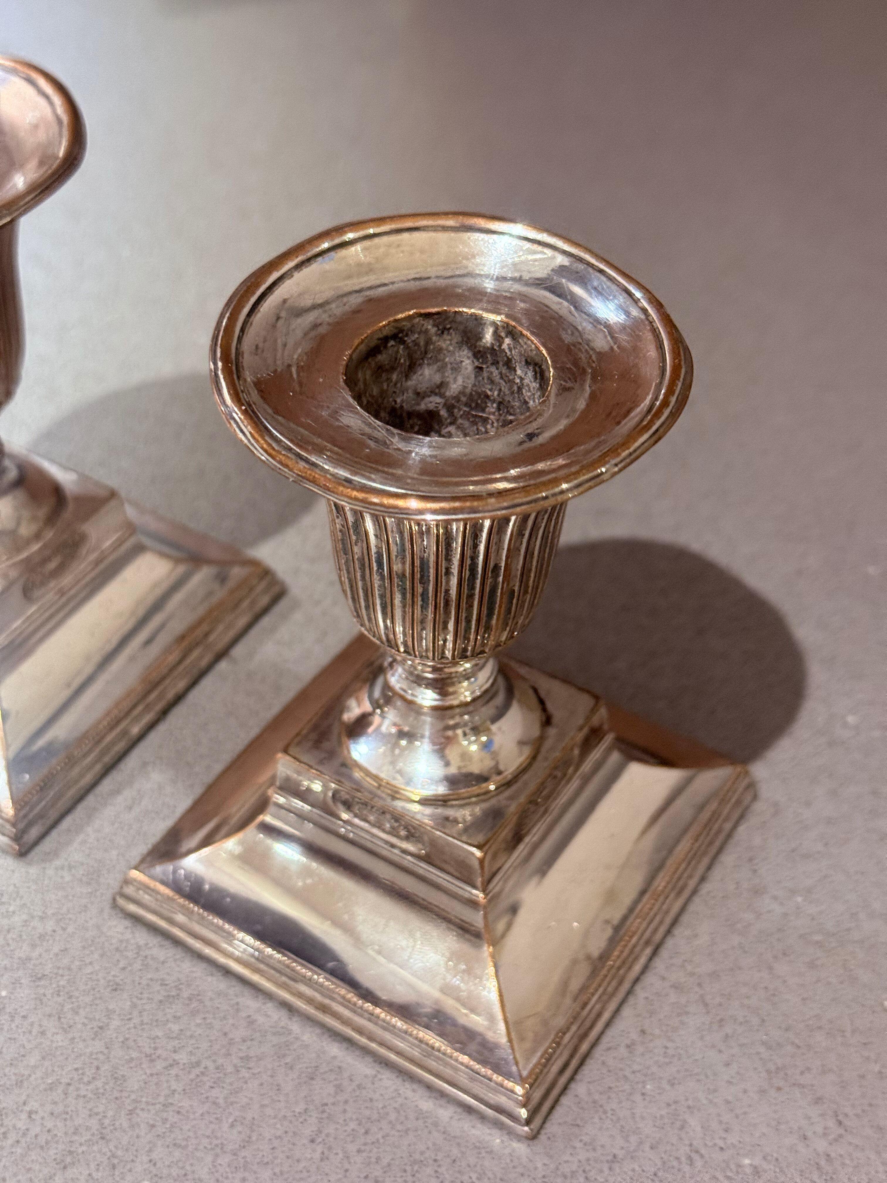 Intagliato Coppia di candelieri scanalati placcati in argento, arredamento da tavolo vintage neoclassico Home in vendita