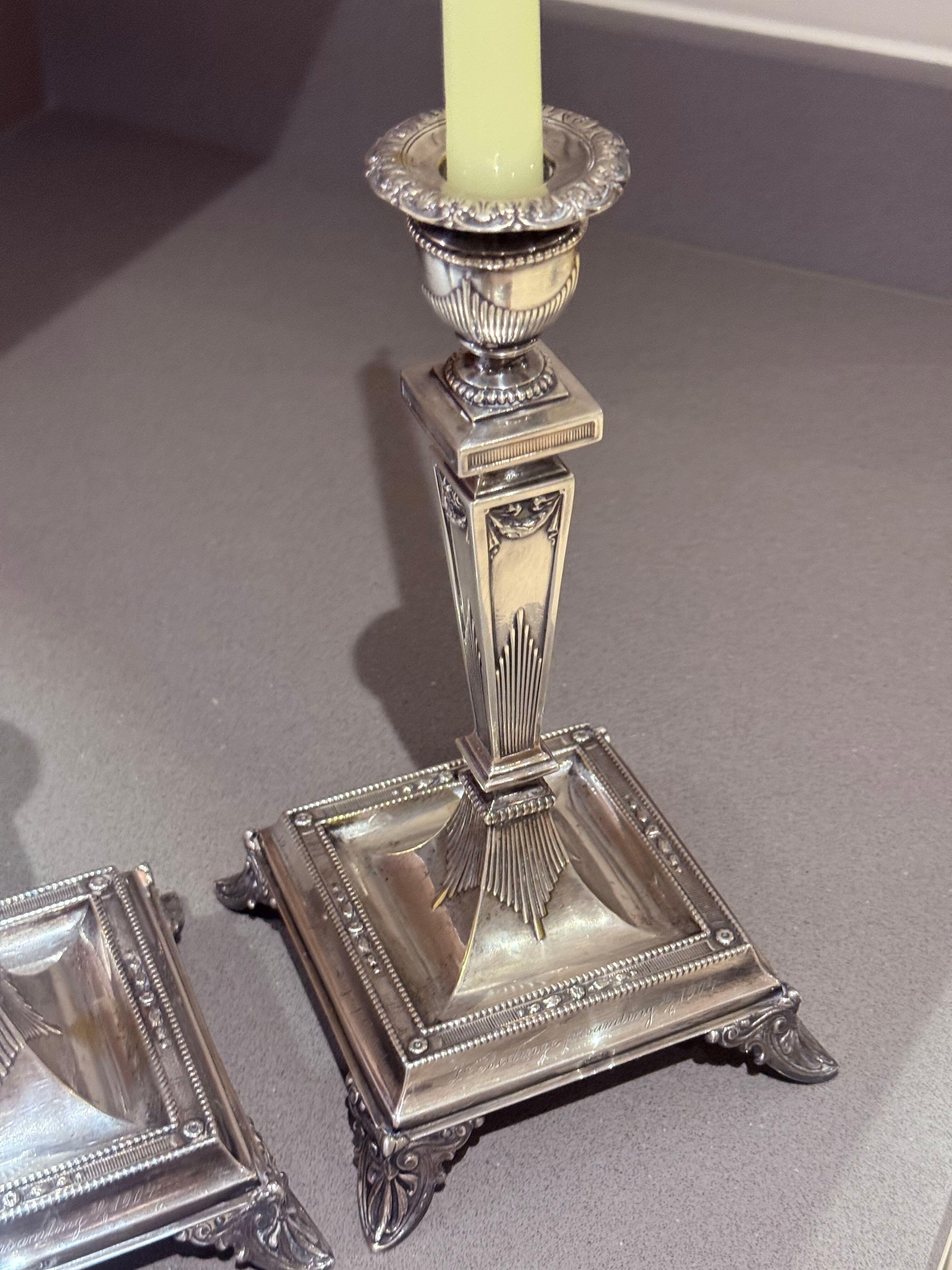 Coppia di candelieri scanalati placcati in argento, arredamento da tavolo vintage neoclassico Home In condizioni ottime in vendita a Wembley, GB