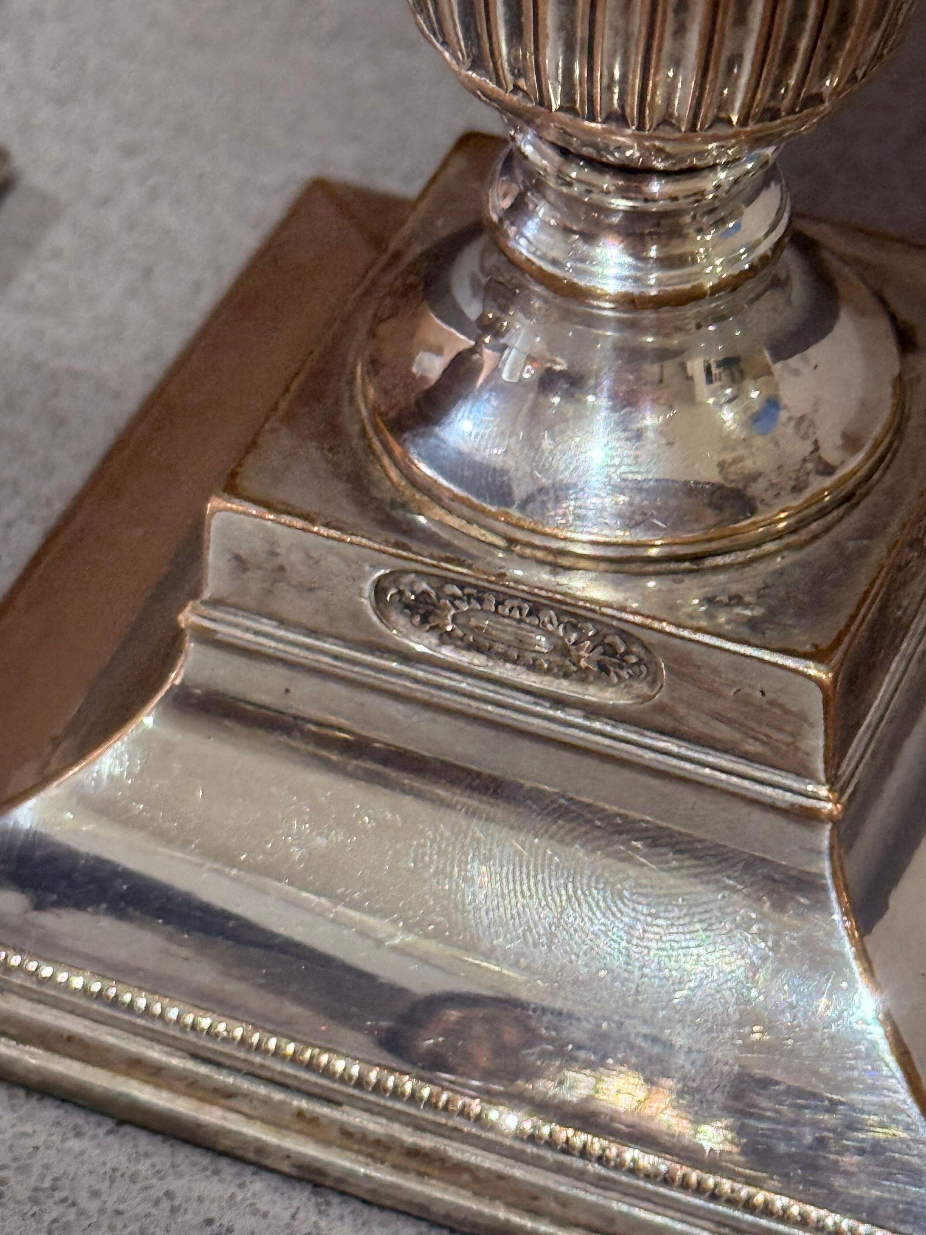 Coppia di candelieri scanalati placcati in argento, arredamento da tavolo vintage neoclassico Home In condizioni ottime in vendita a Wembley, GB