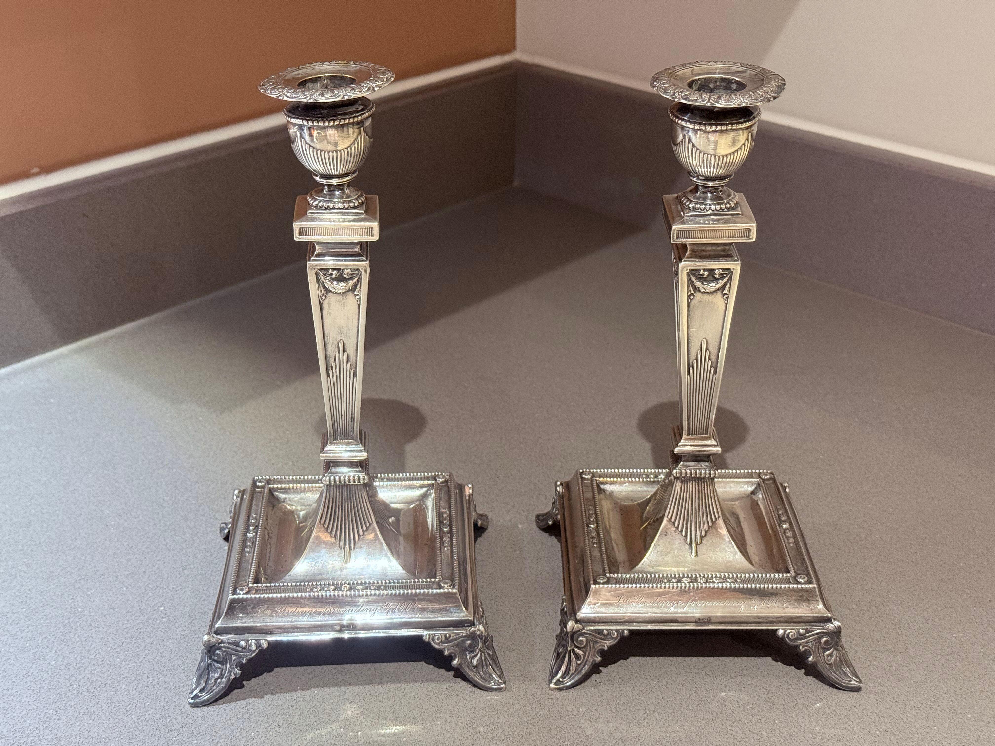 Metà XX secolo Coppia di candelieri scanalati placcati in argento, arredamento da tavolo vintage neoclassico Home in vendita