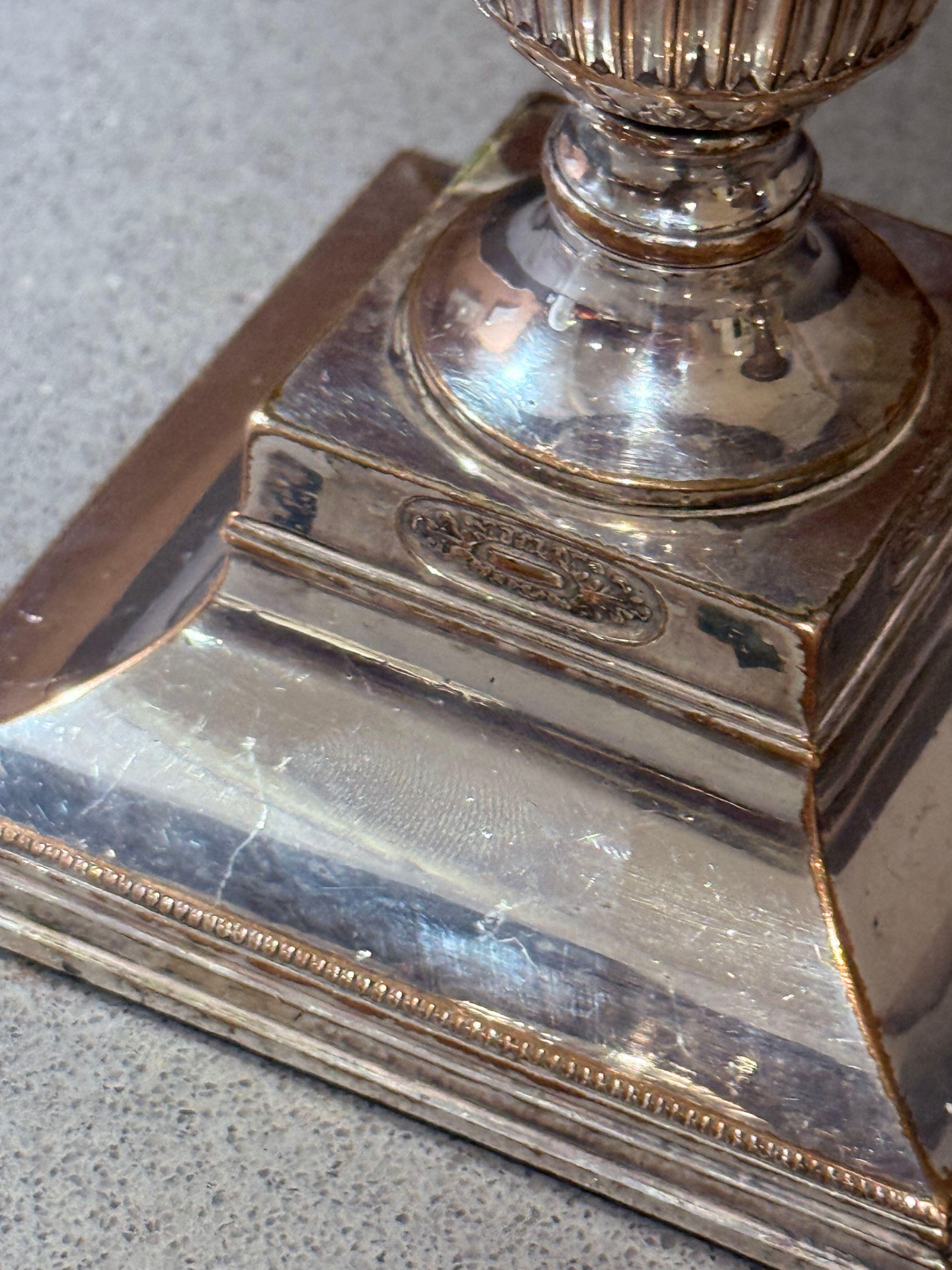 Metà XX secolo Coppia di candelieri scanalati placcati in argento, arredamento da tavolo vintage neoclassico Home in vendita