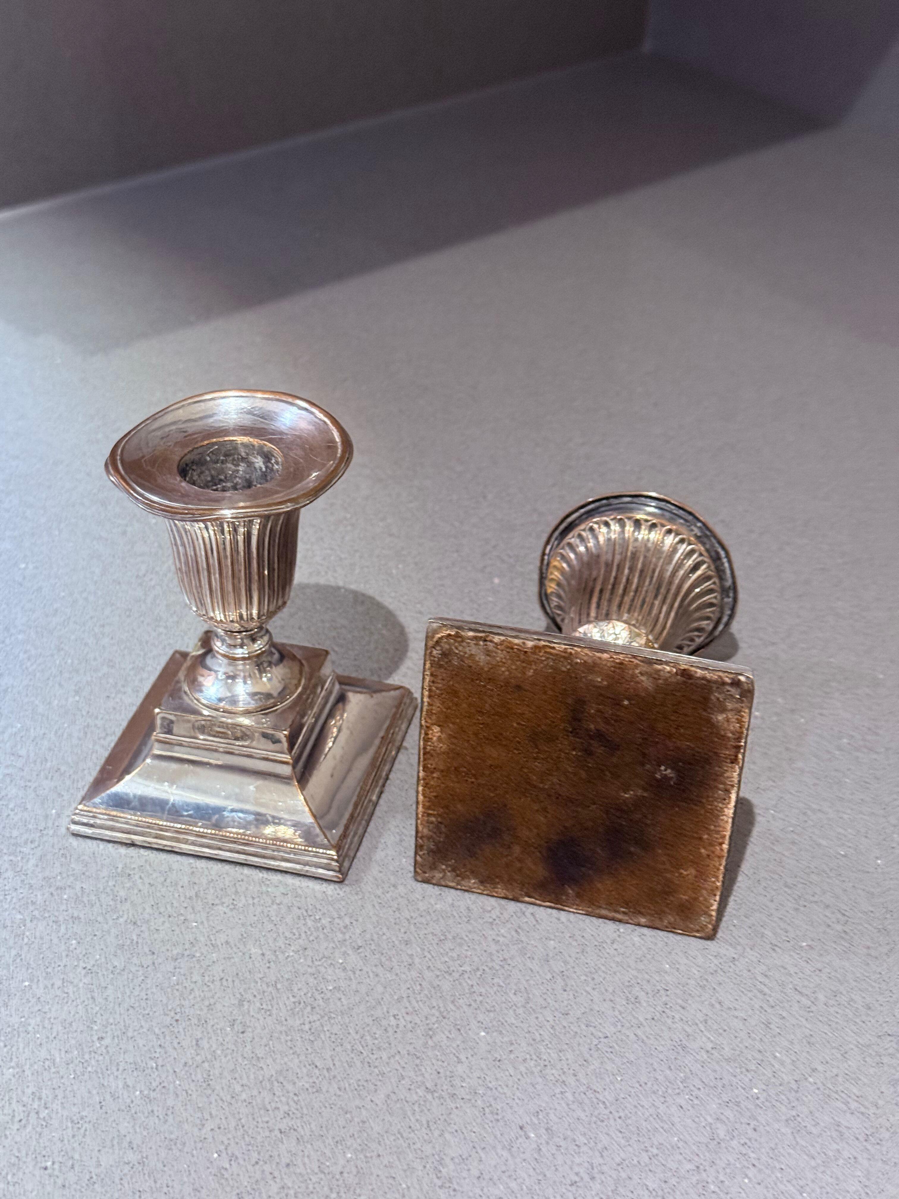 Placcato oro Coppia di candelieri scanalati placcati in argento, arredamento da tavolo vintage neoclassico Home in vendita