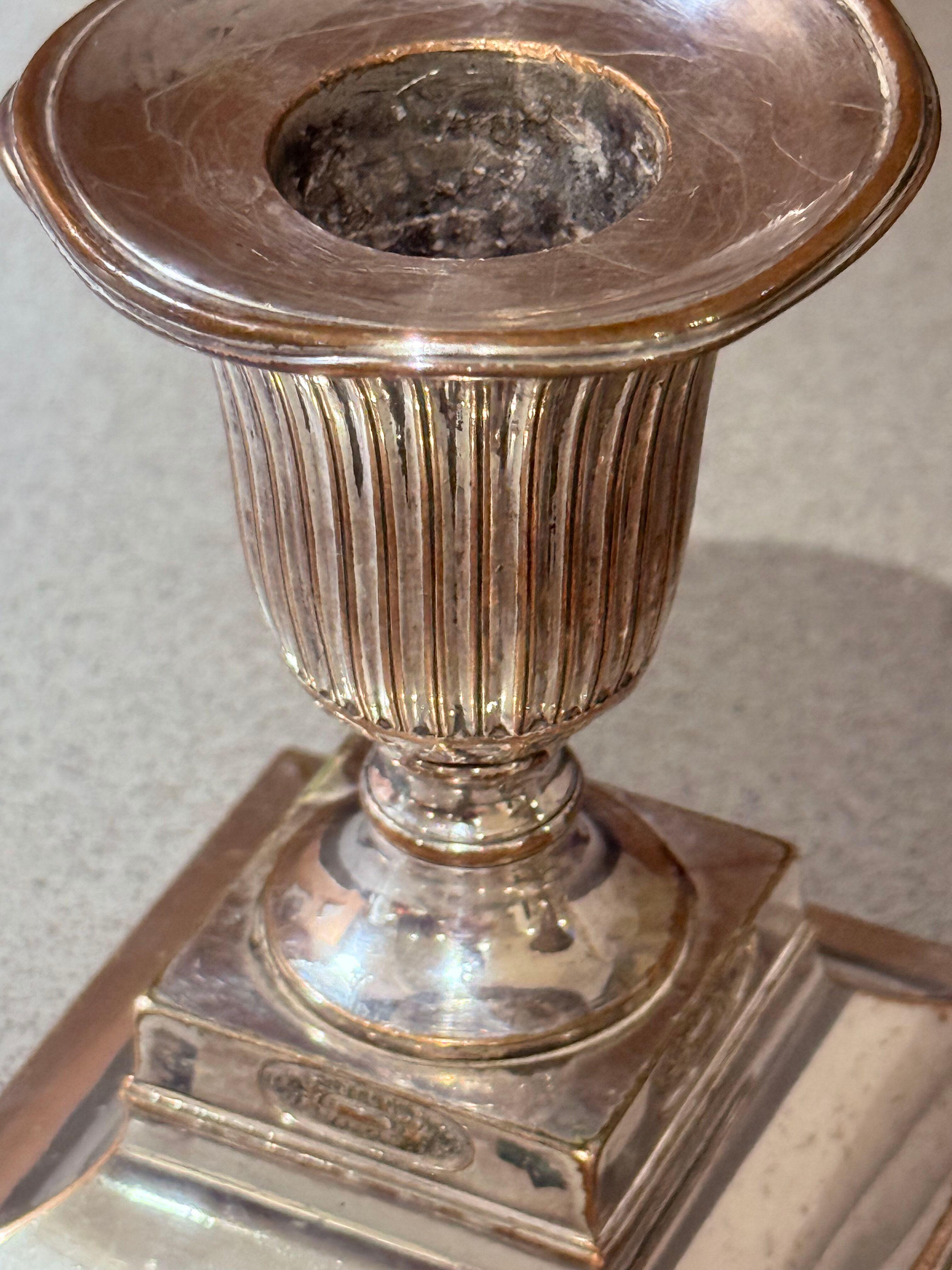 Coppia di candelieri scanalati placcati in argento, arredamento da tavolo vintage neoclassico Home in vendita 1