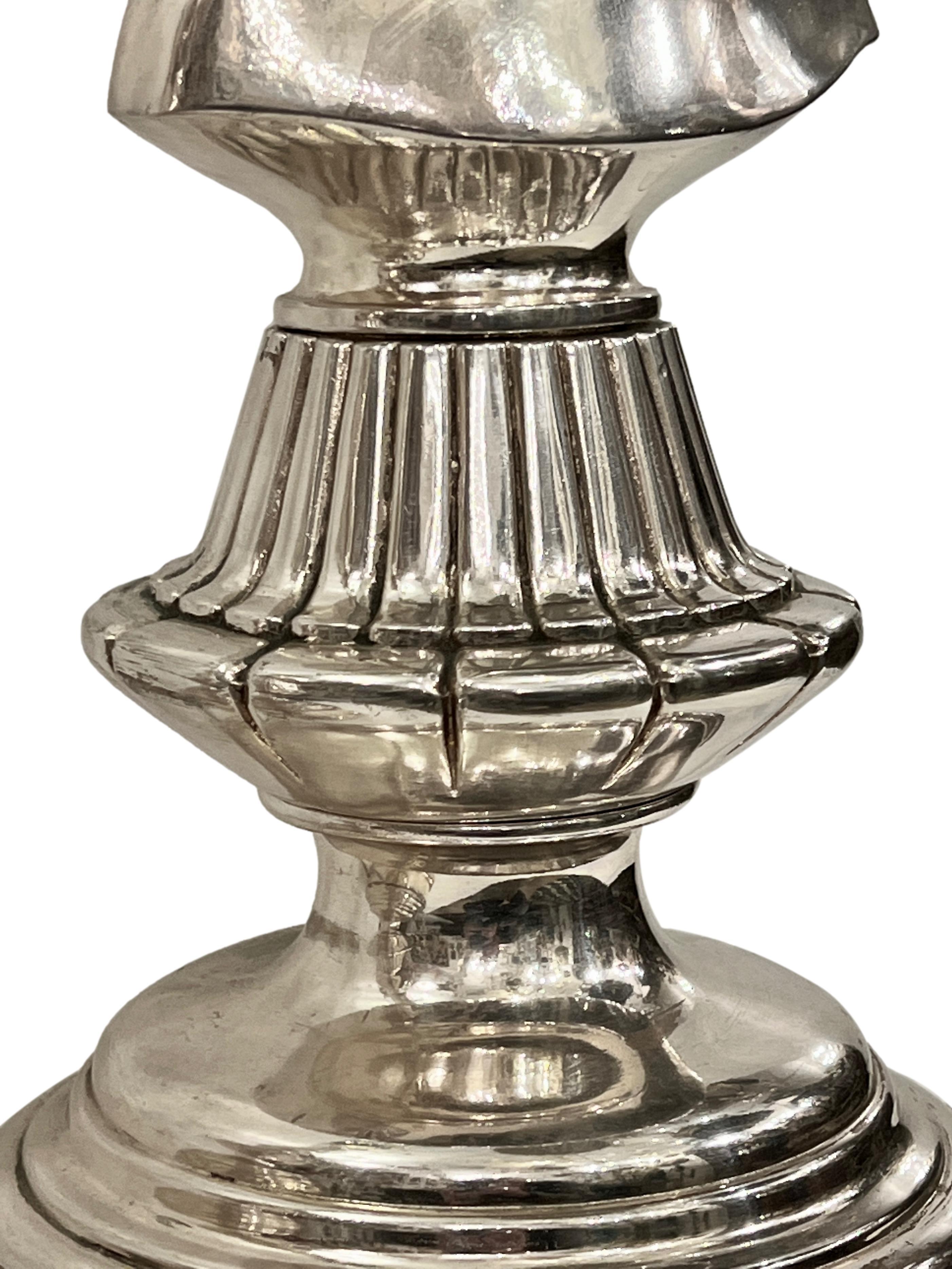 Anglais Paire de lampes de table cheval en métal argenté en vente