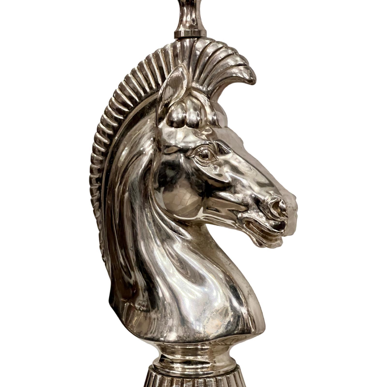 Argenté Paire de lampes de table cheval en métal argenté en vente